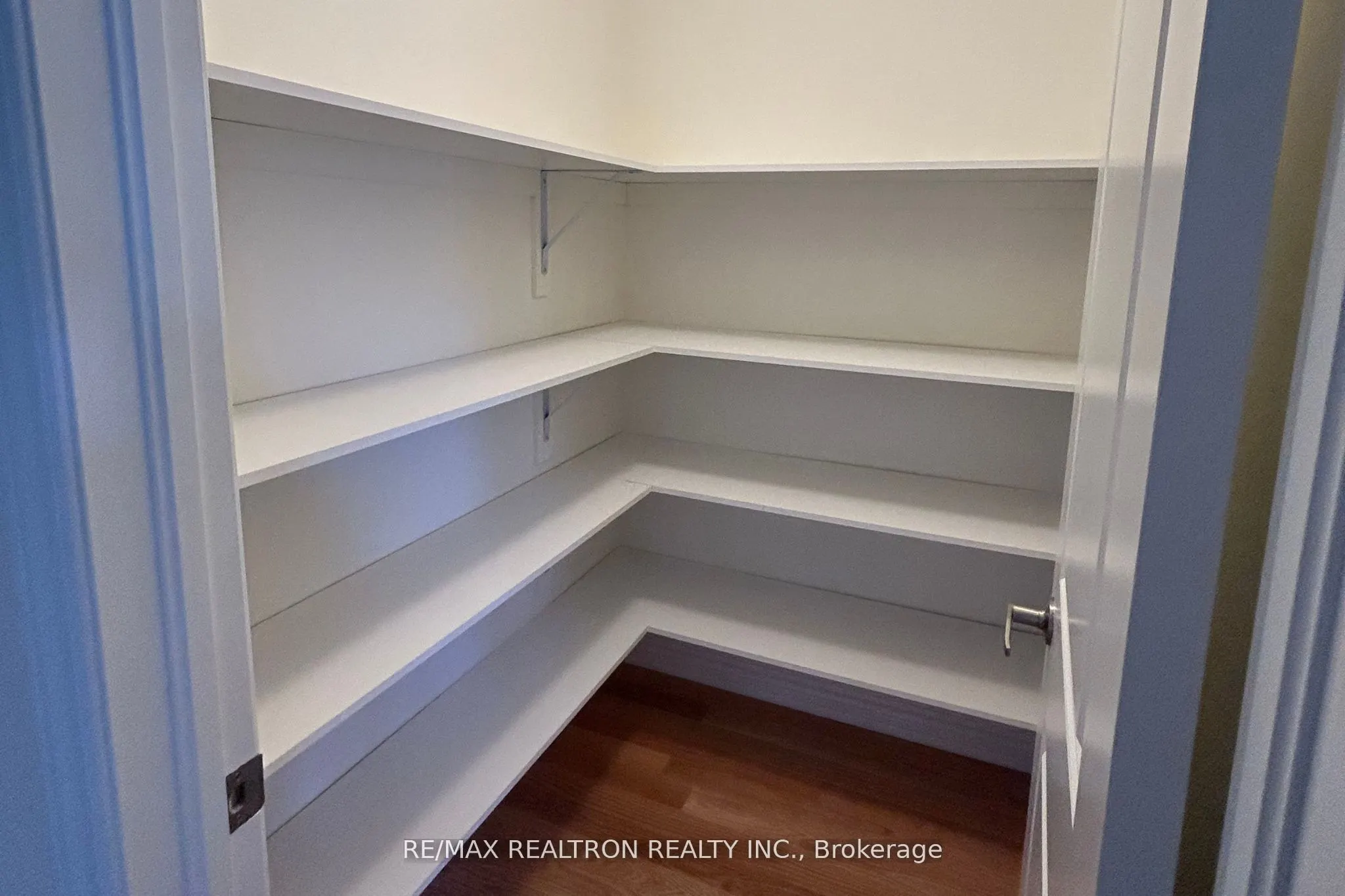 9 Mountainside Crescent