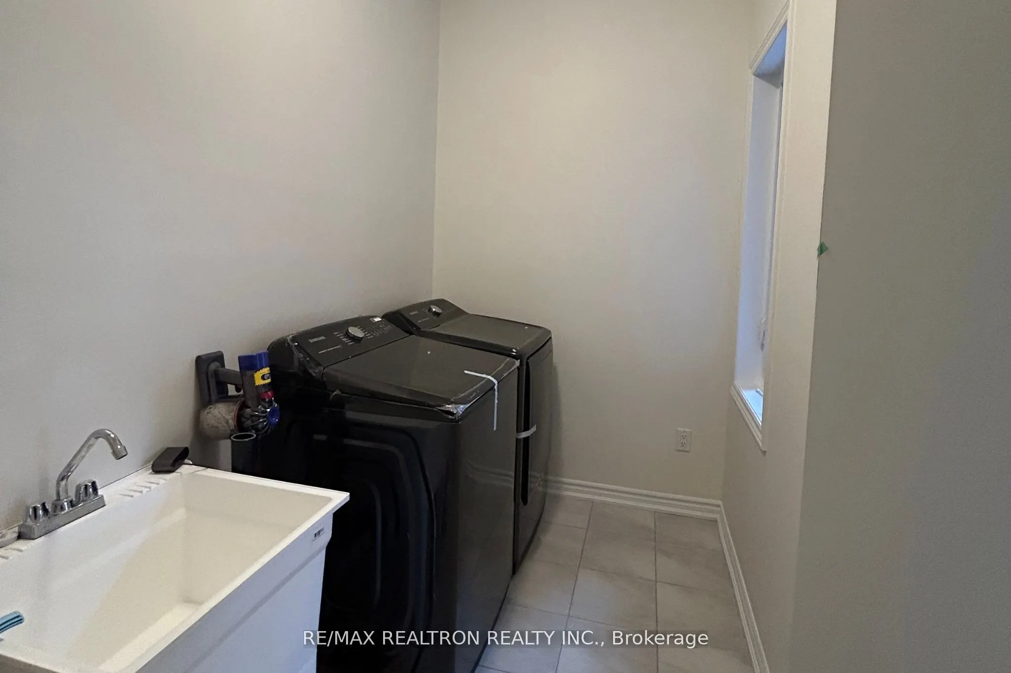 9 Mountainside Crescent