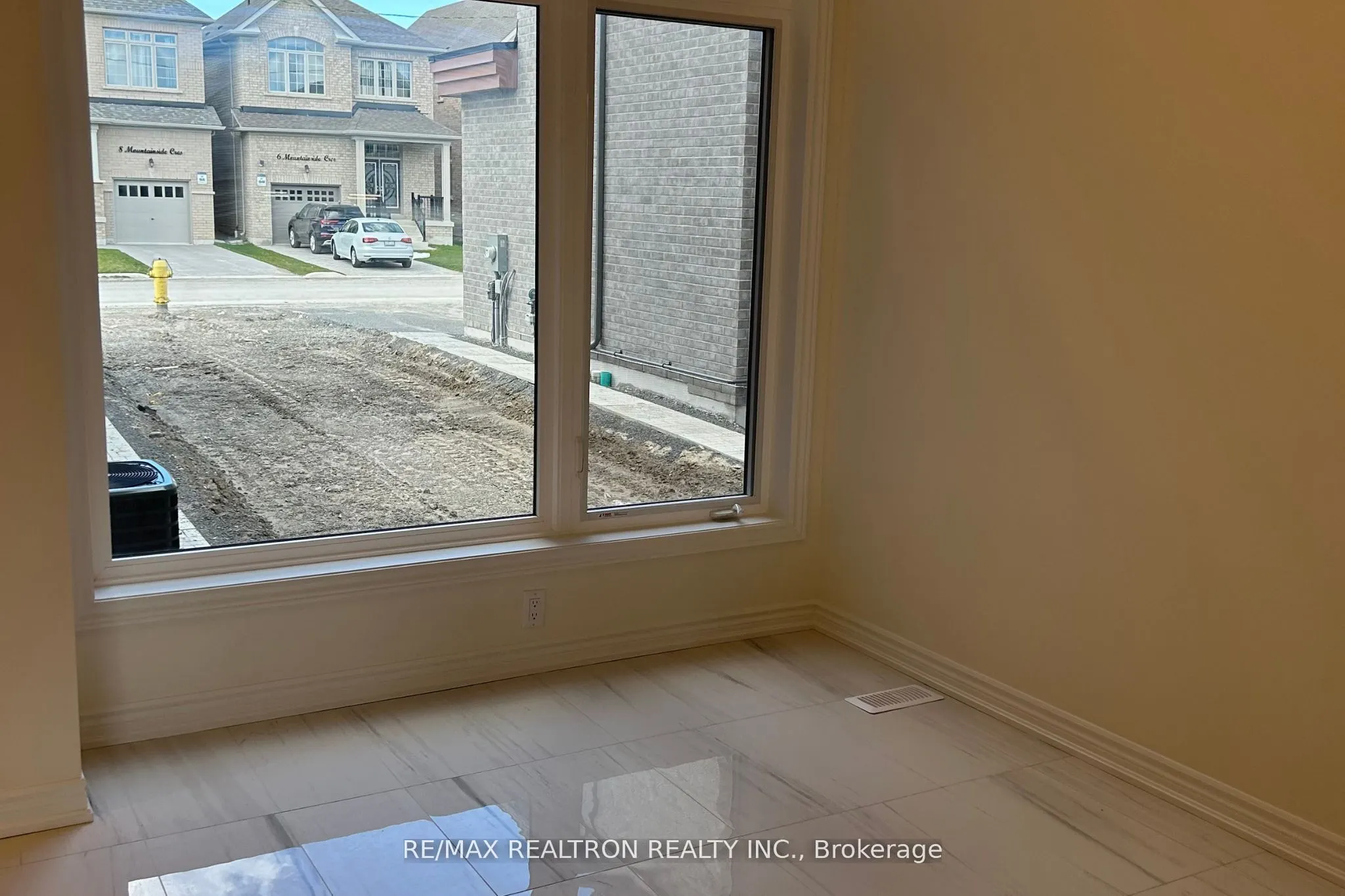 9 Mountainside Crescent