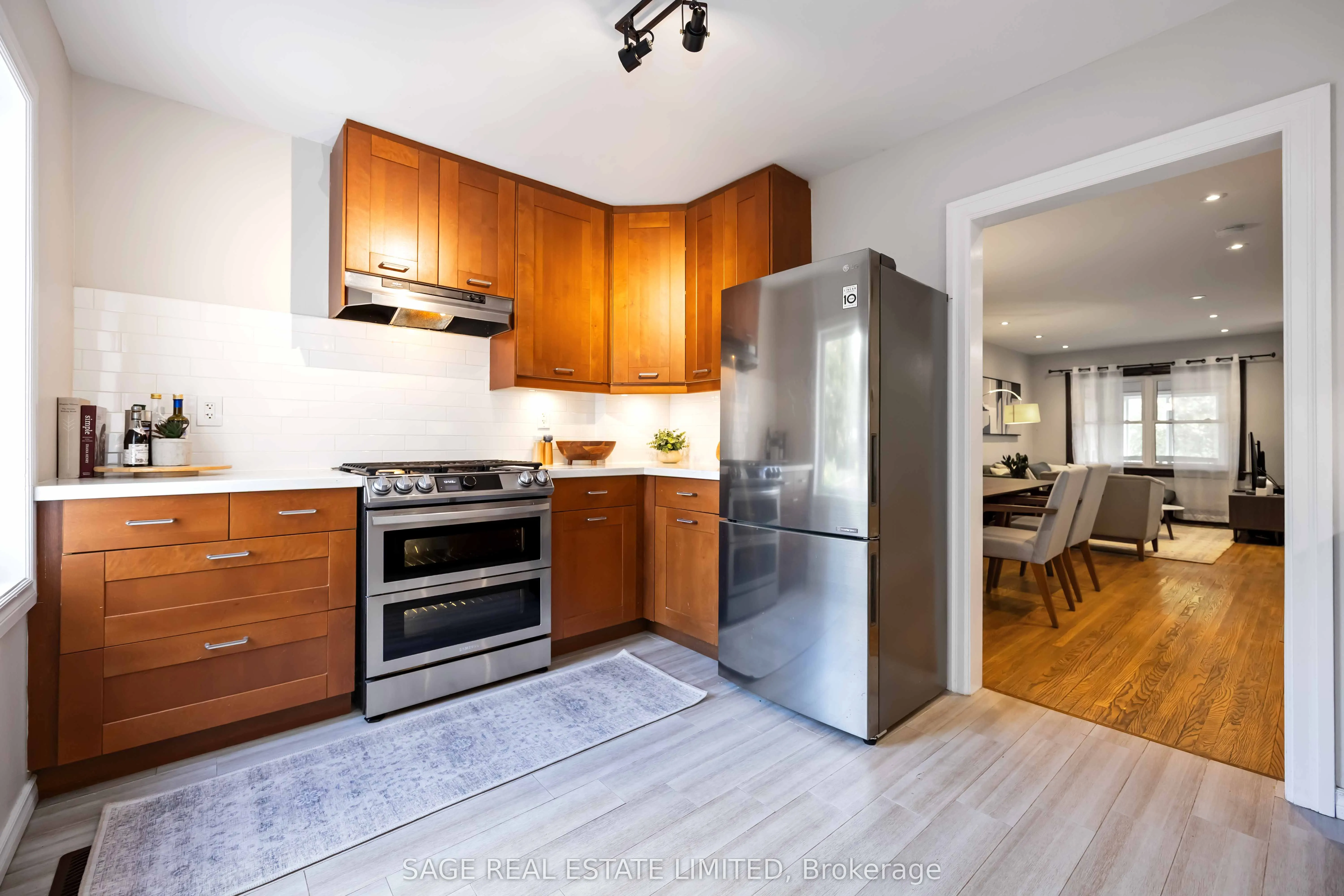 552 Victoria Park Avenue