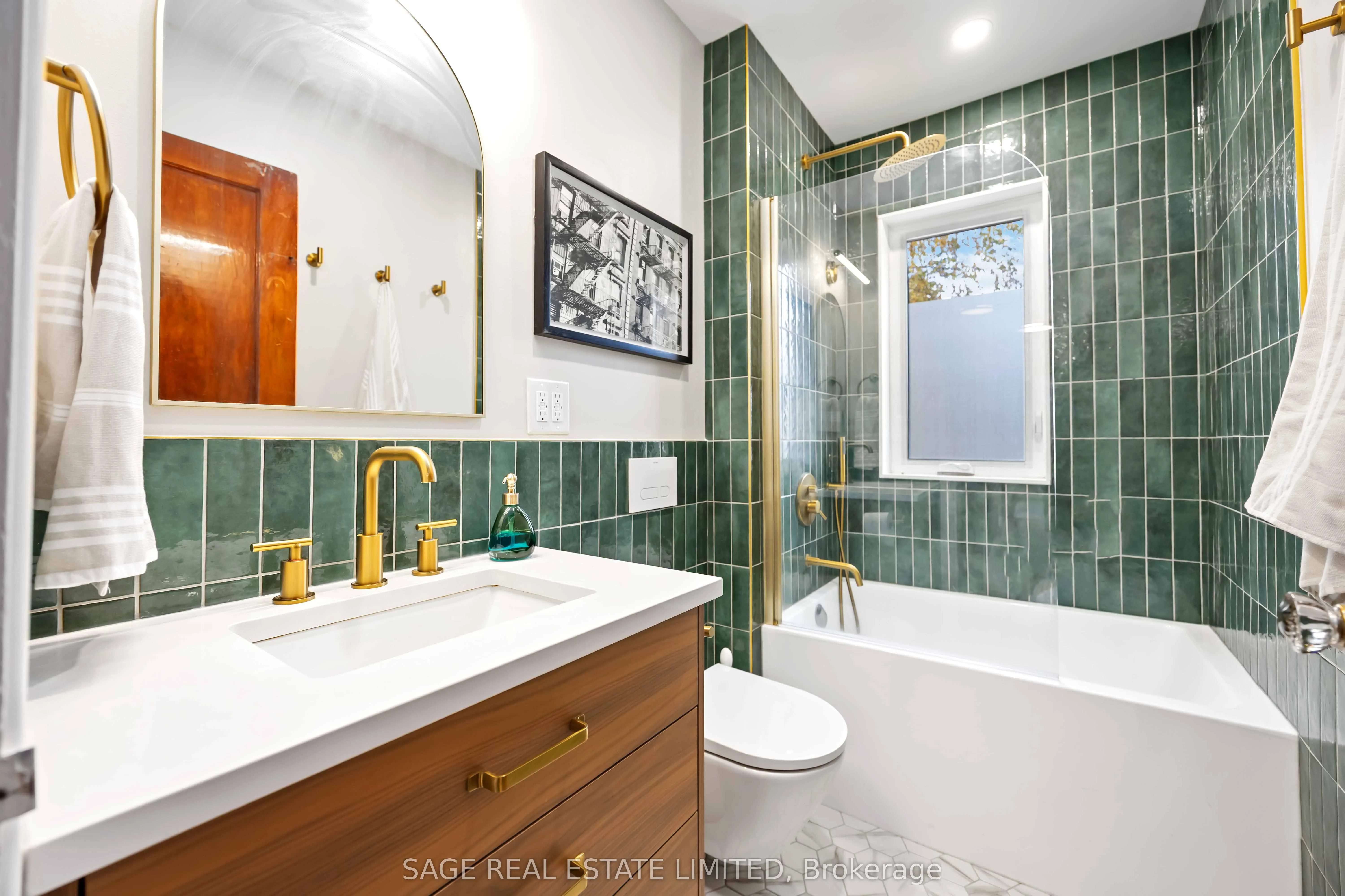 552 Victoria Park Avenue