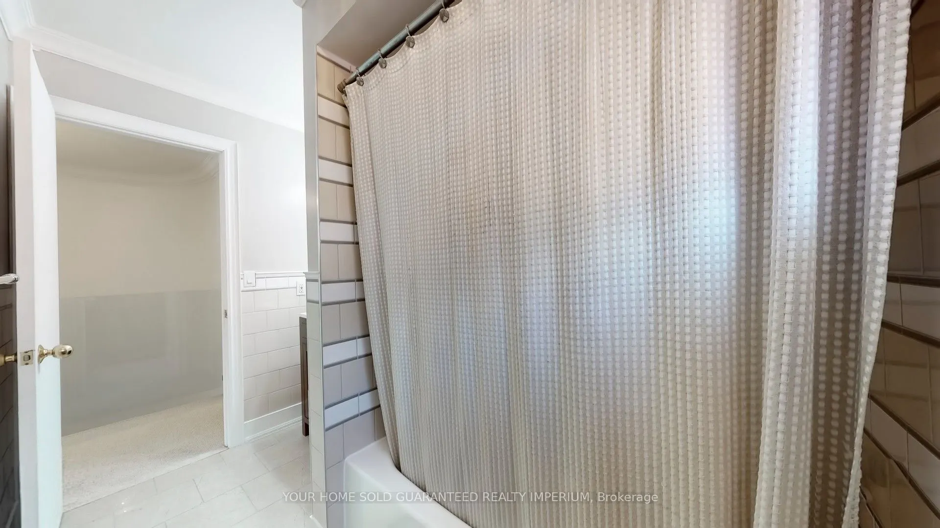 124 Thicket Crescent