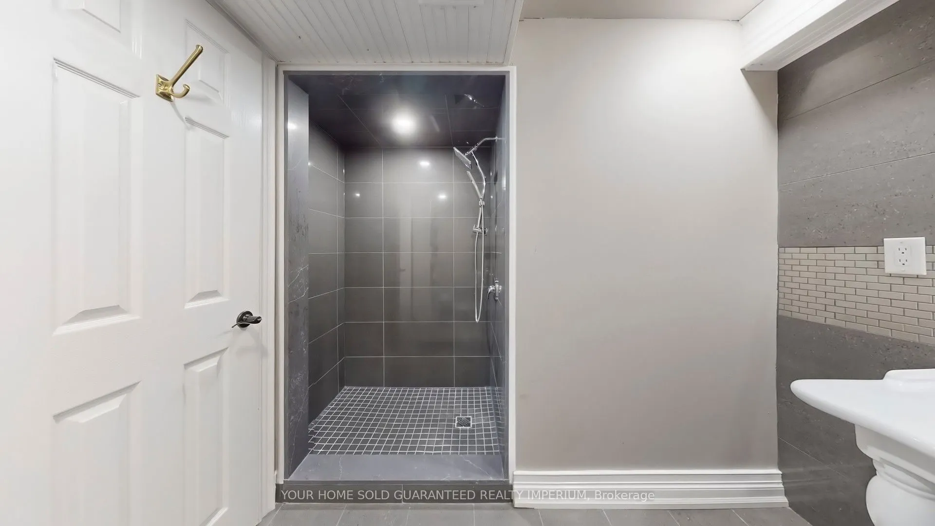 124 Thicket Crescent