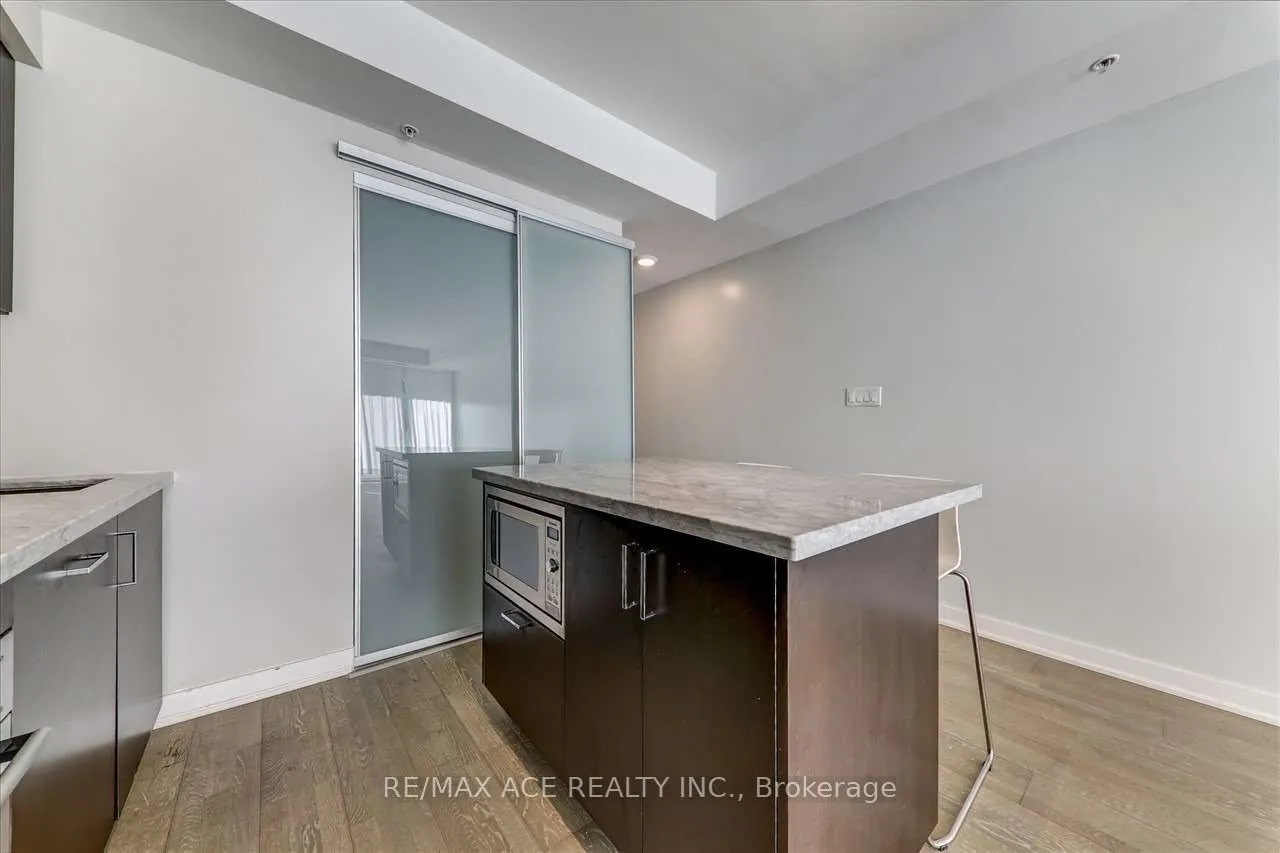 1960 Queens Street, #206