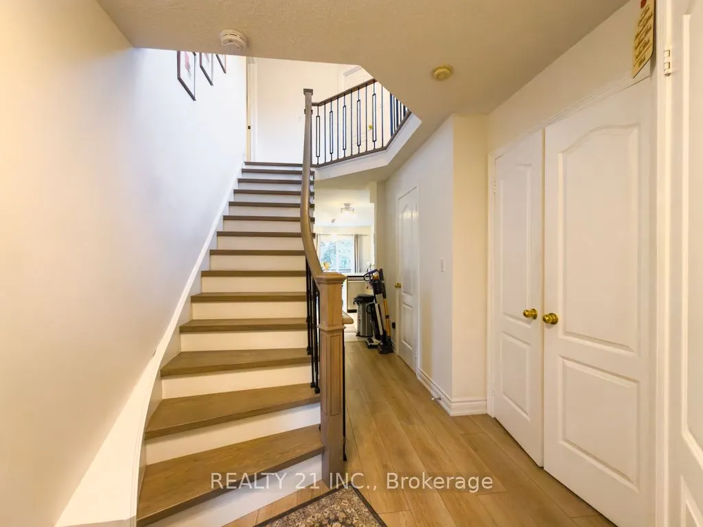 35 Markwood Crescent W