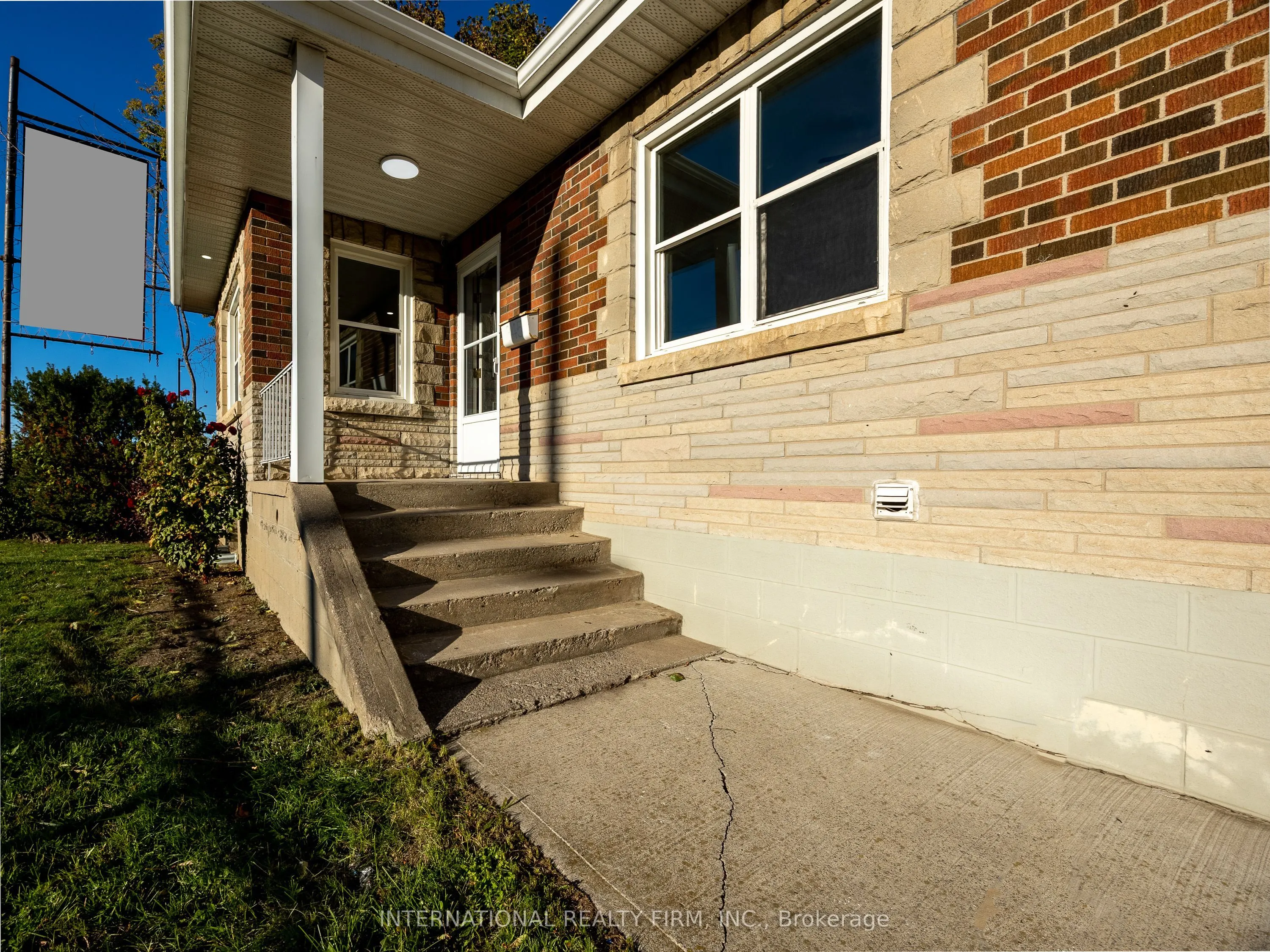 345 Park Road S, #Main Level