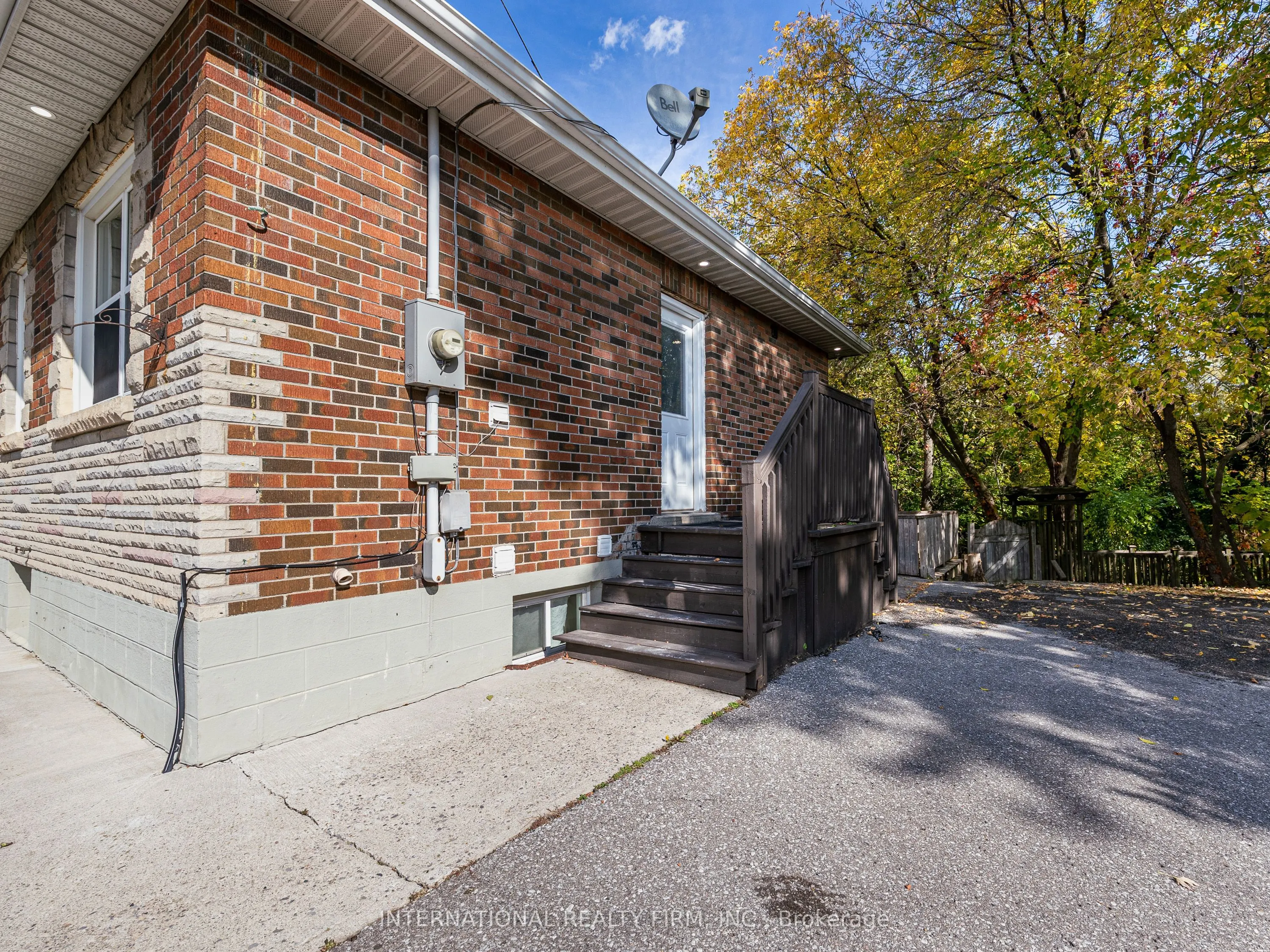 345 Park Road S, #Main Level