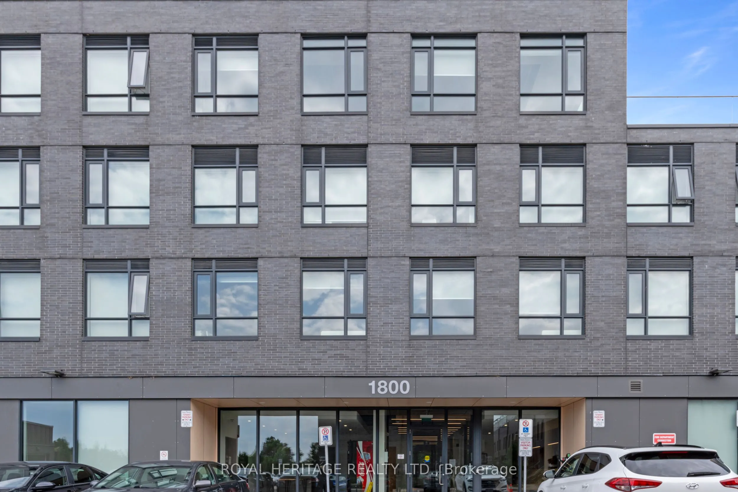 1800 Simcoe Street N, #307