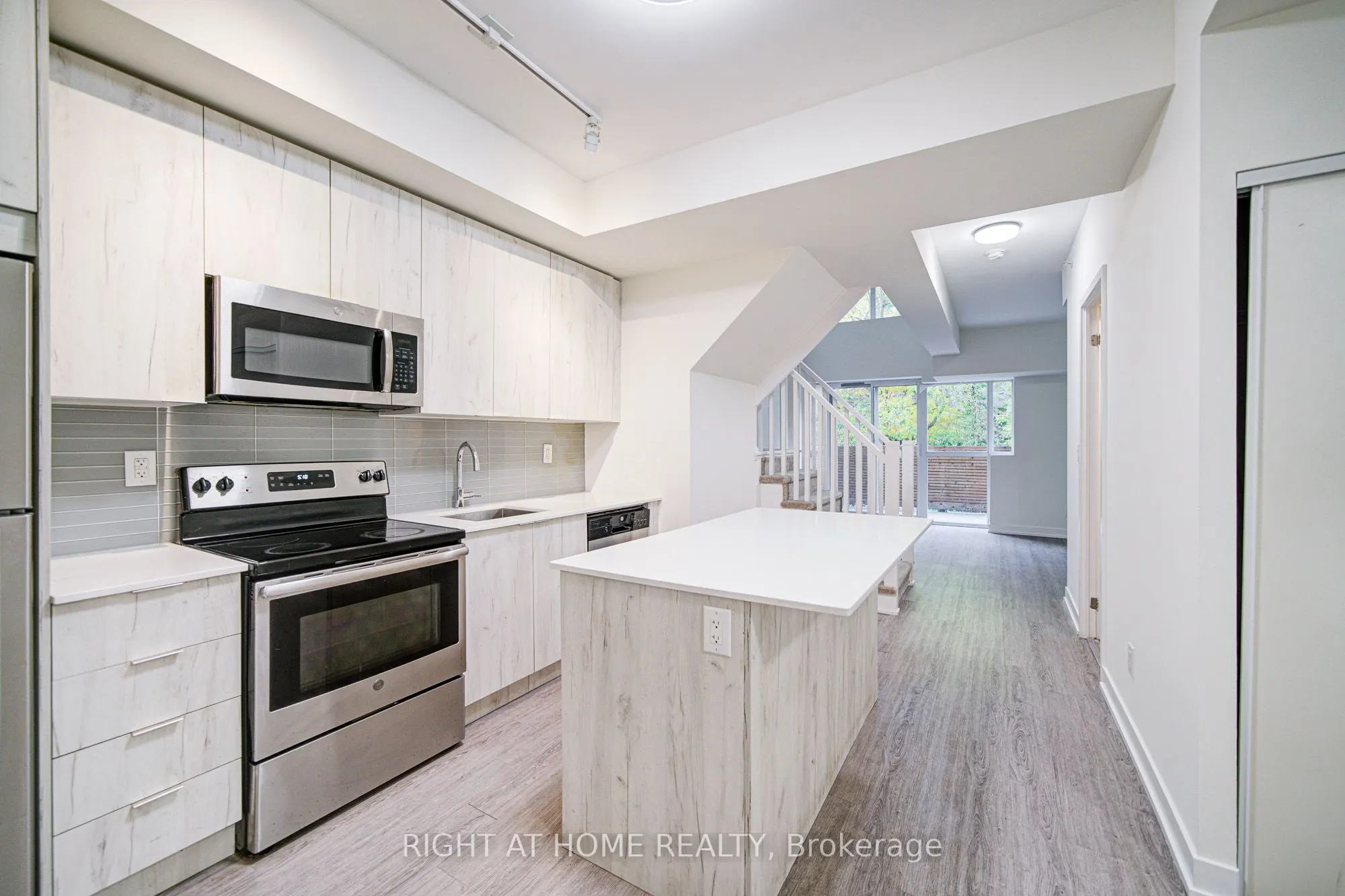 1350 Kingston Road #Th03