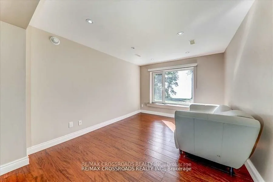 9 Redland Crescent E, #Lower U