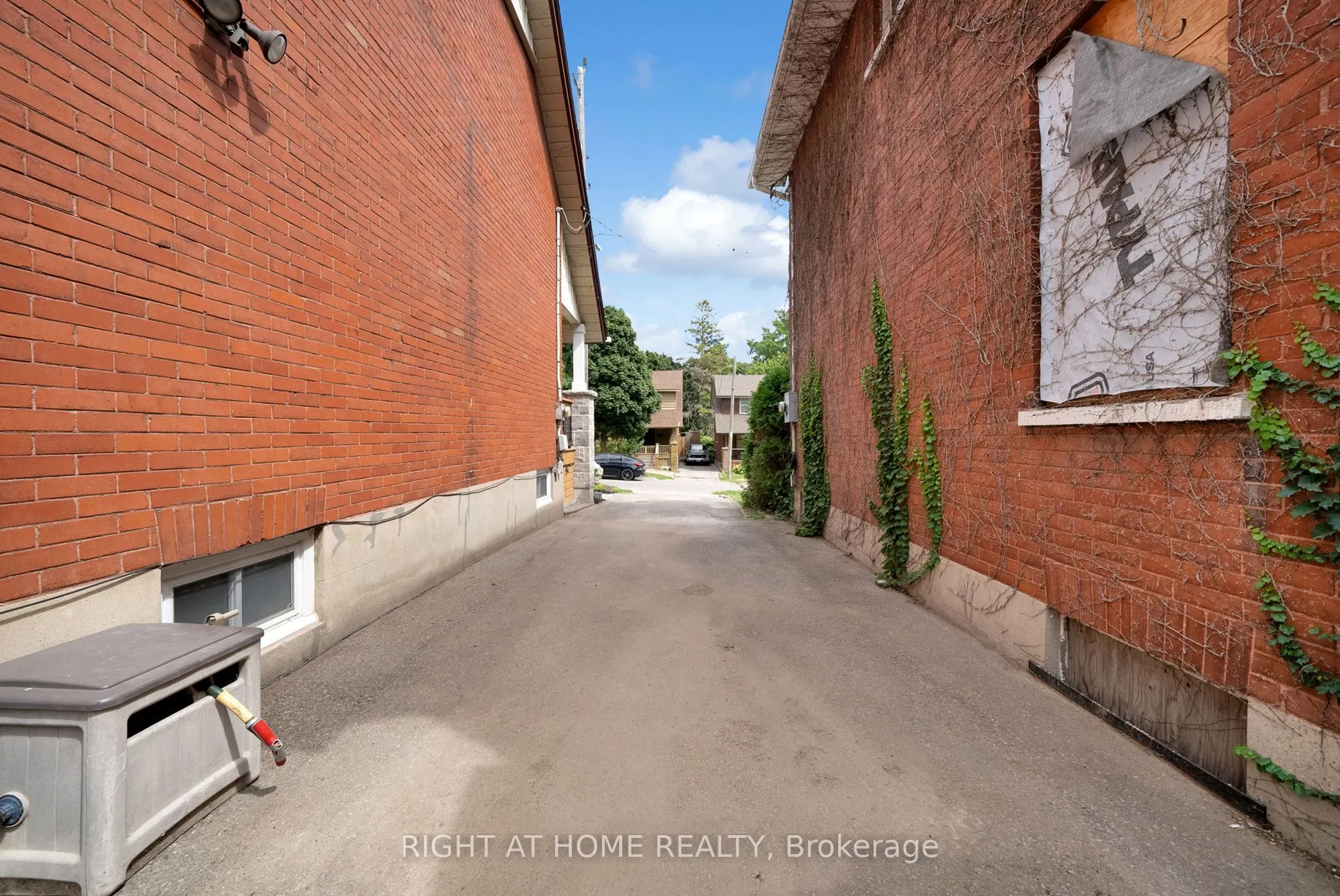 84 Oshawa Boulevard N