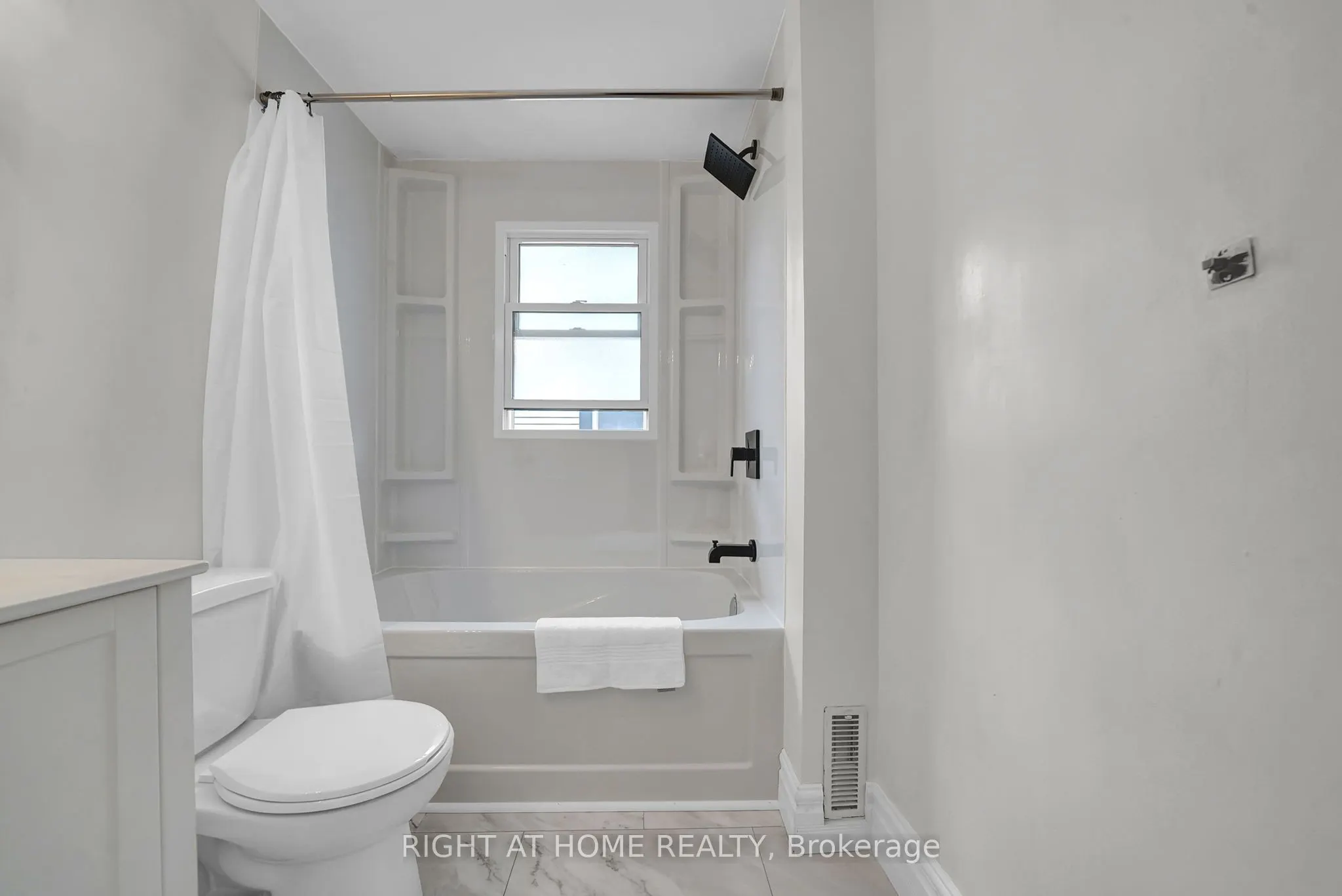 84 Oshawa Boulevard N