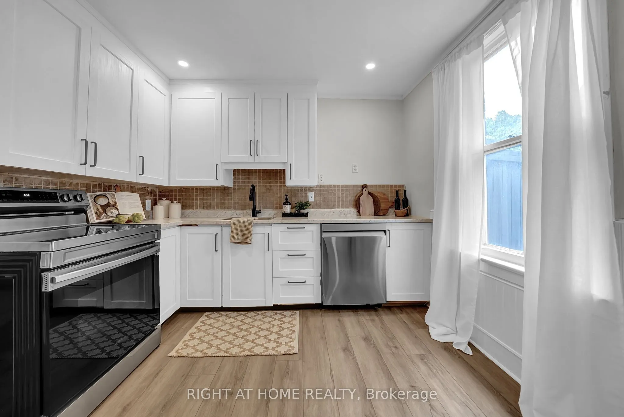 84 Oshawa Boulevard N