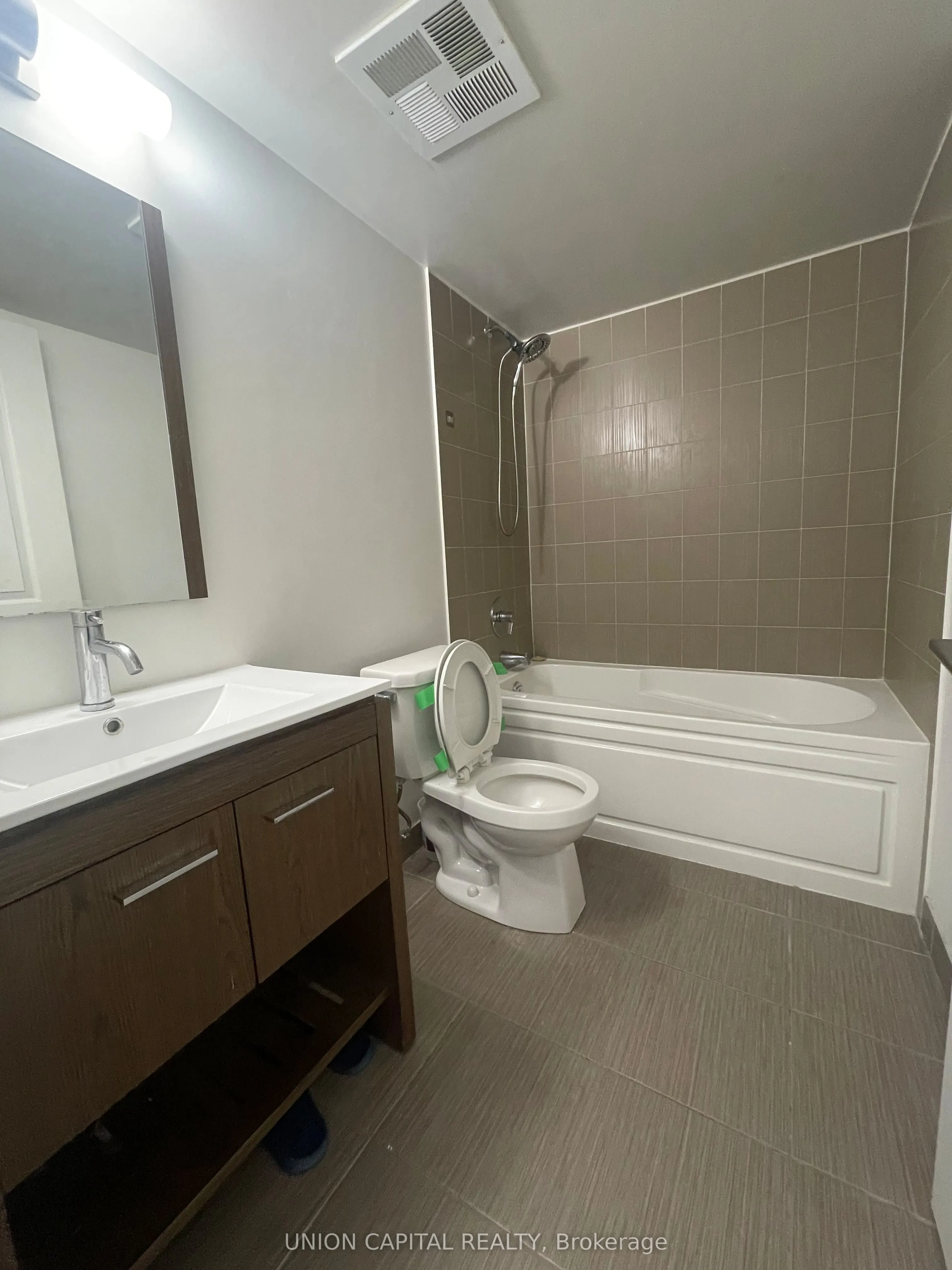 30 MEADOWGLEN Place, #701