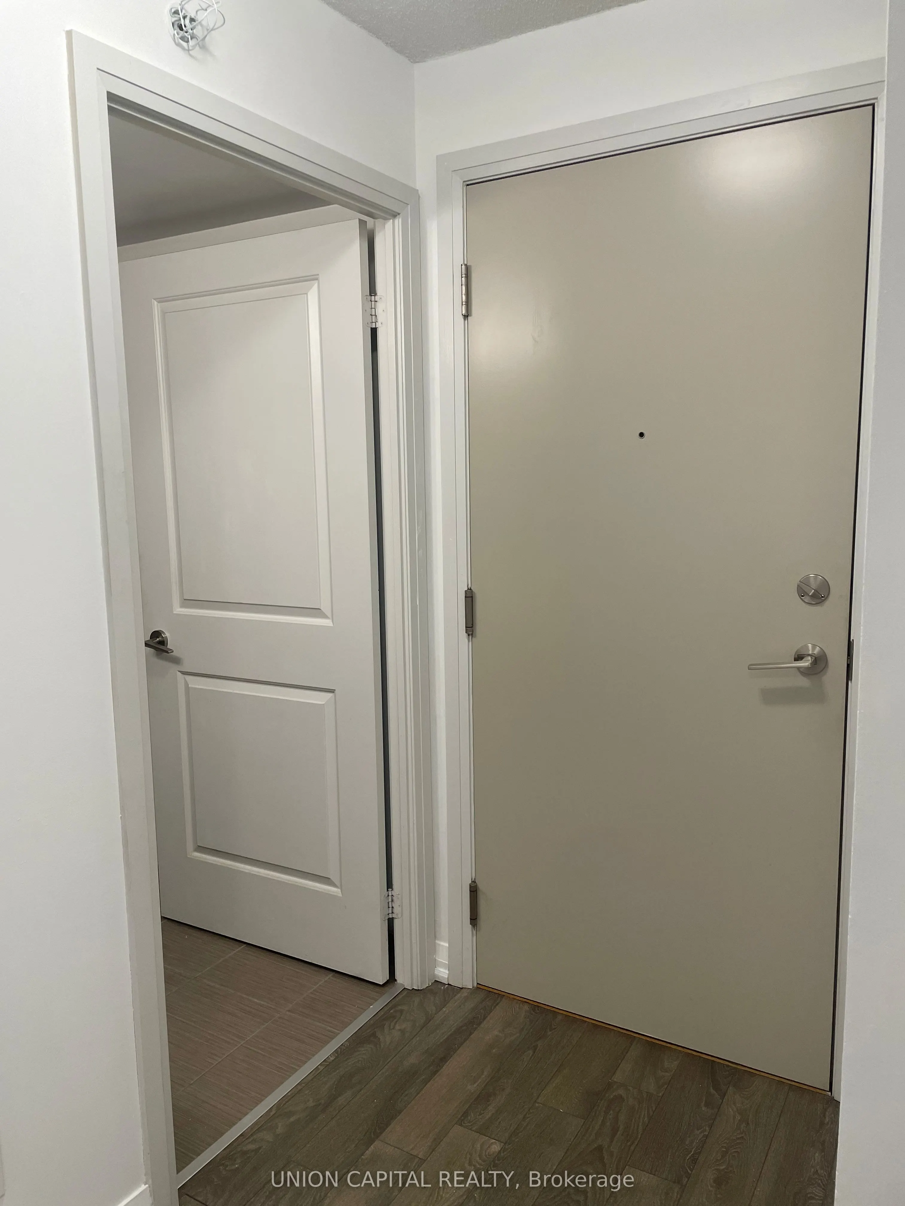 30 MEADOWGLEN Place, #701