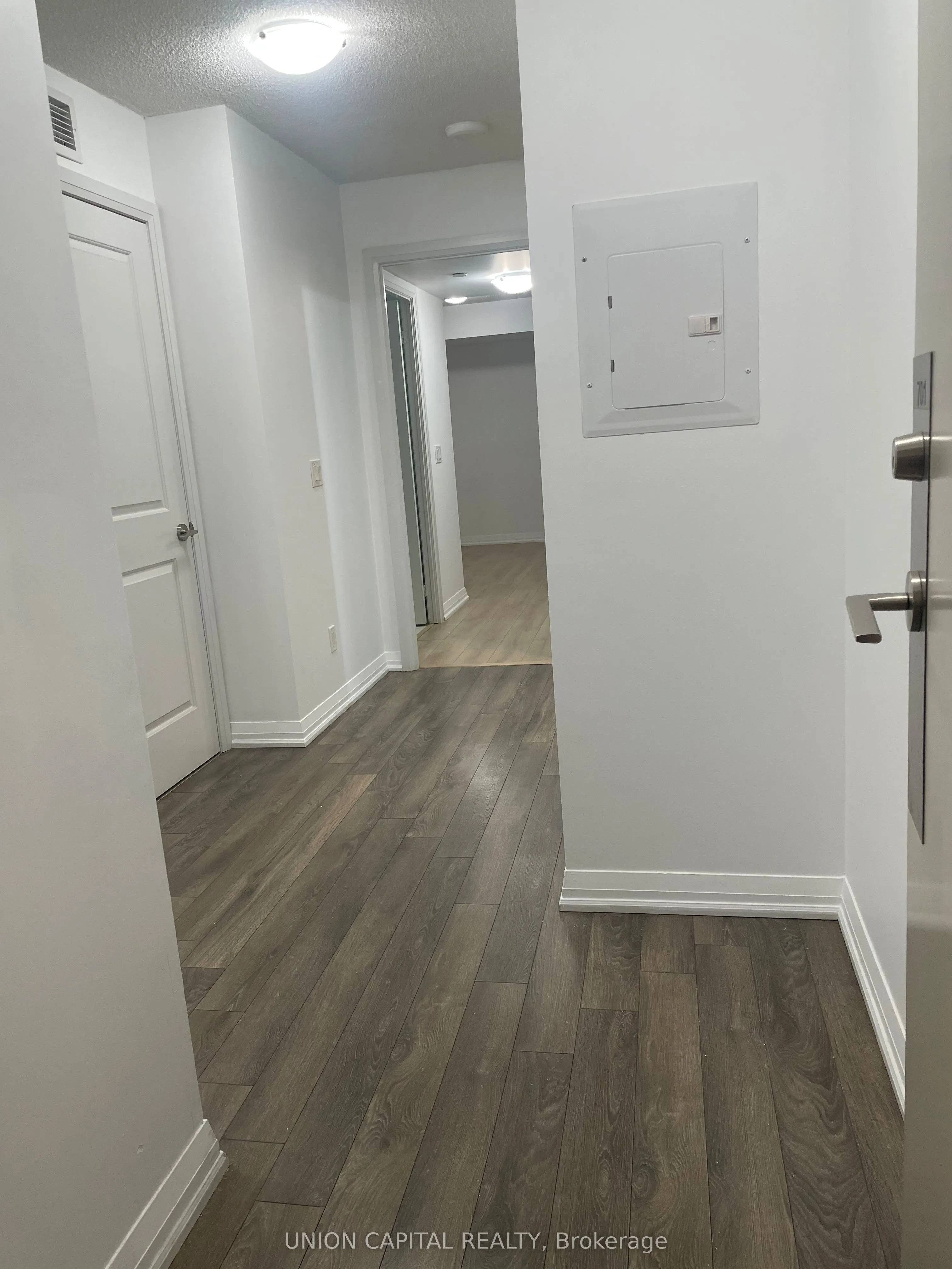 30 MEADOWGLEN Place, #701