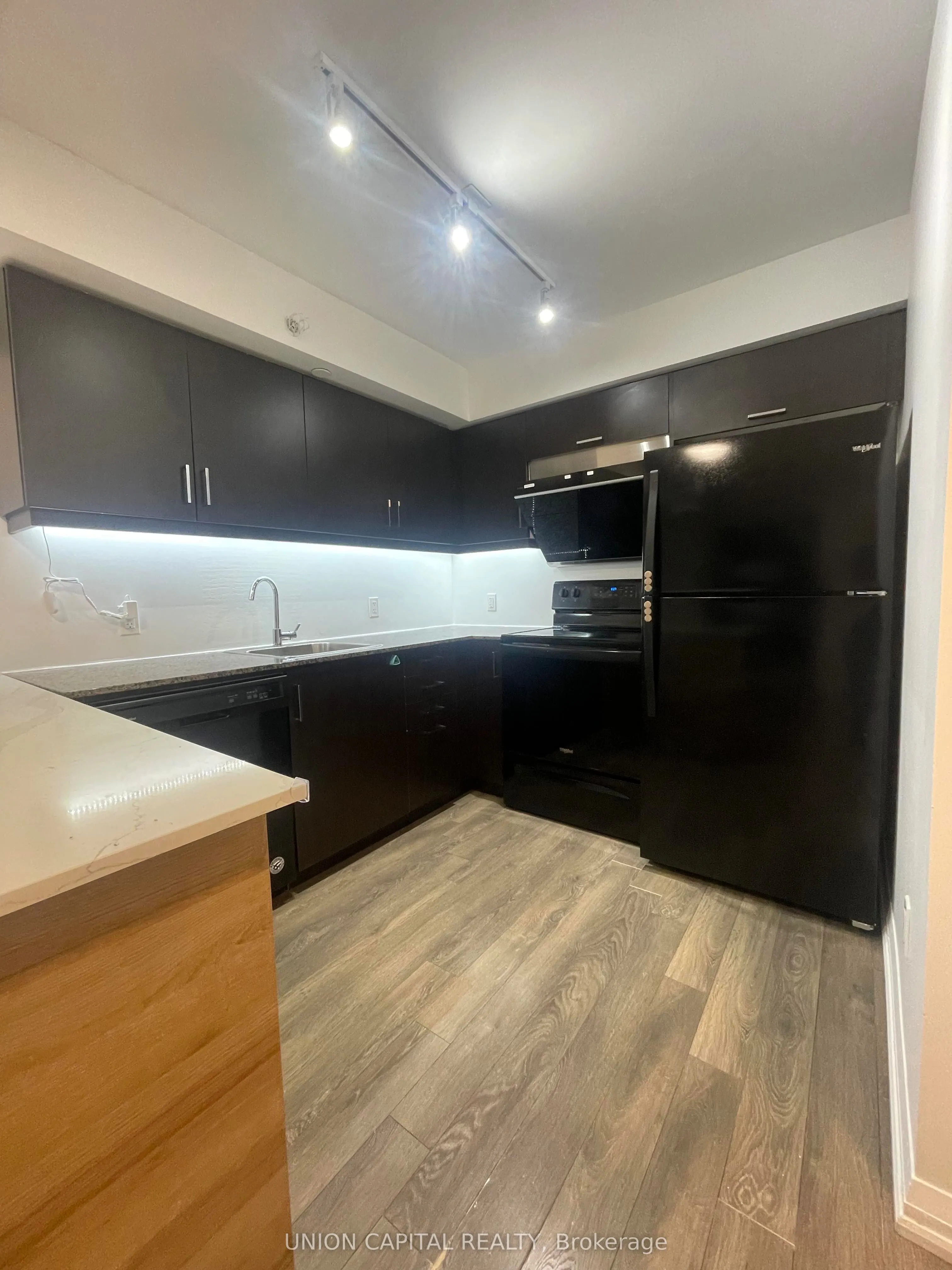 30 MEADOWGLEN Place, #701