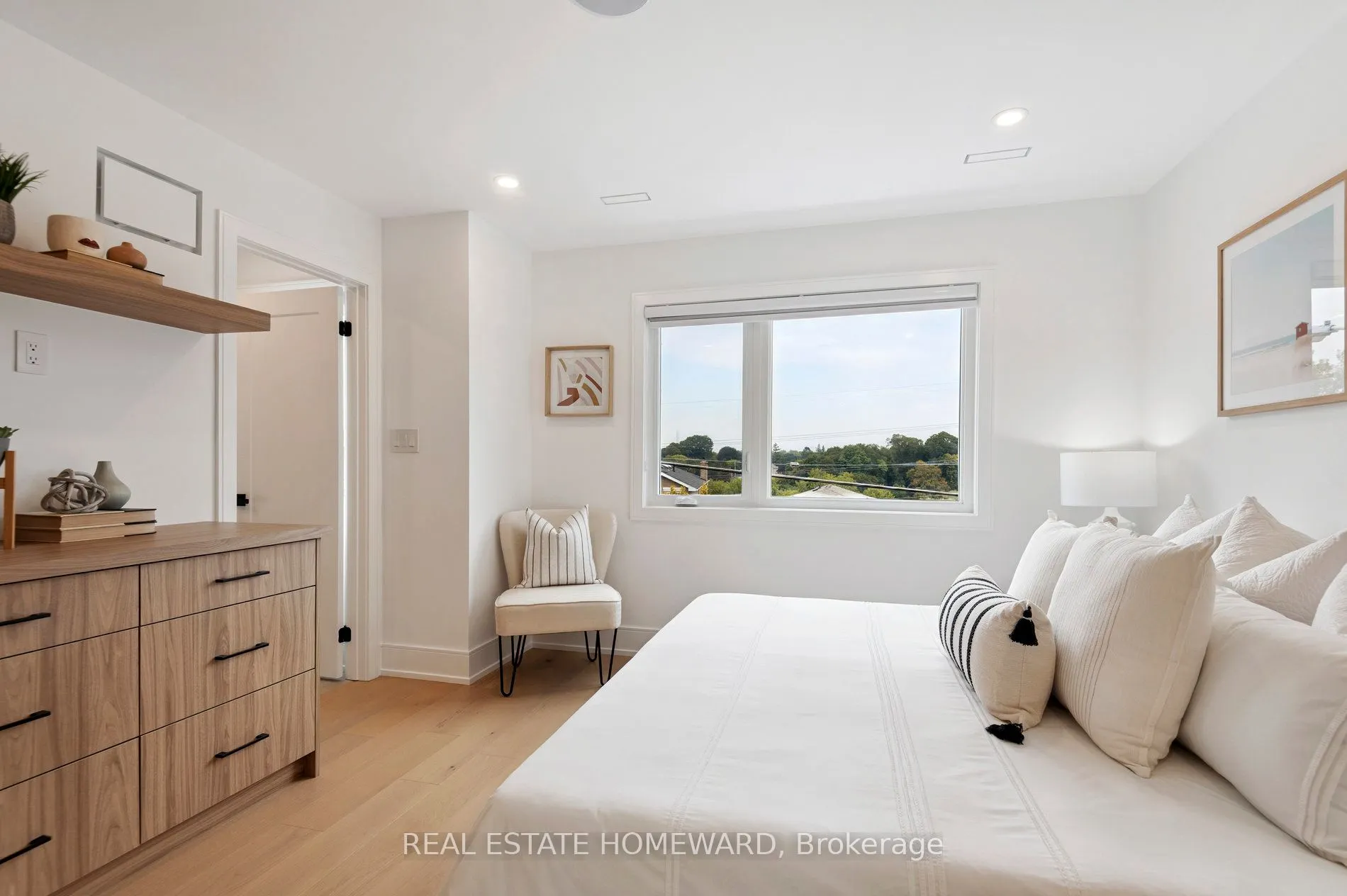 32 Westlake Crescent