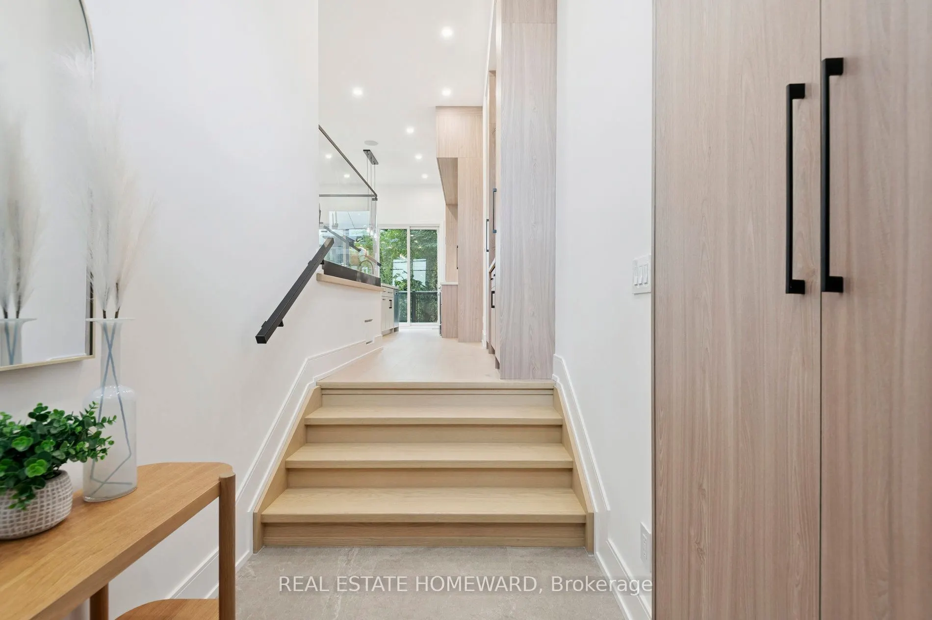 32 Westlake Crescent