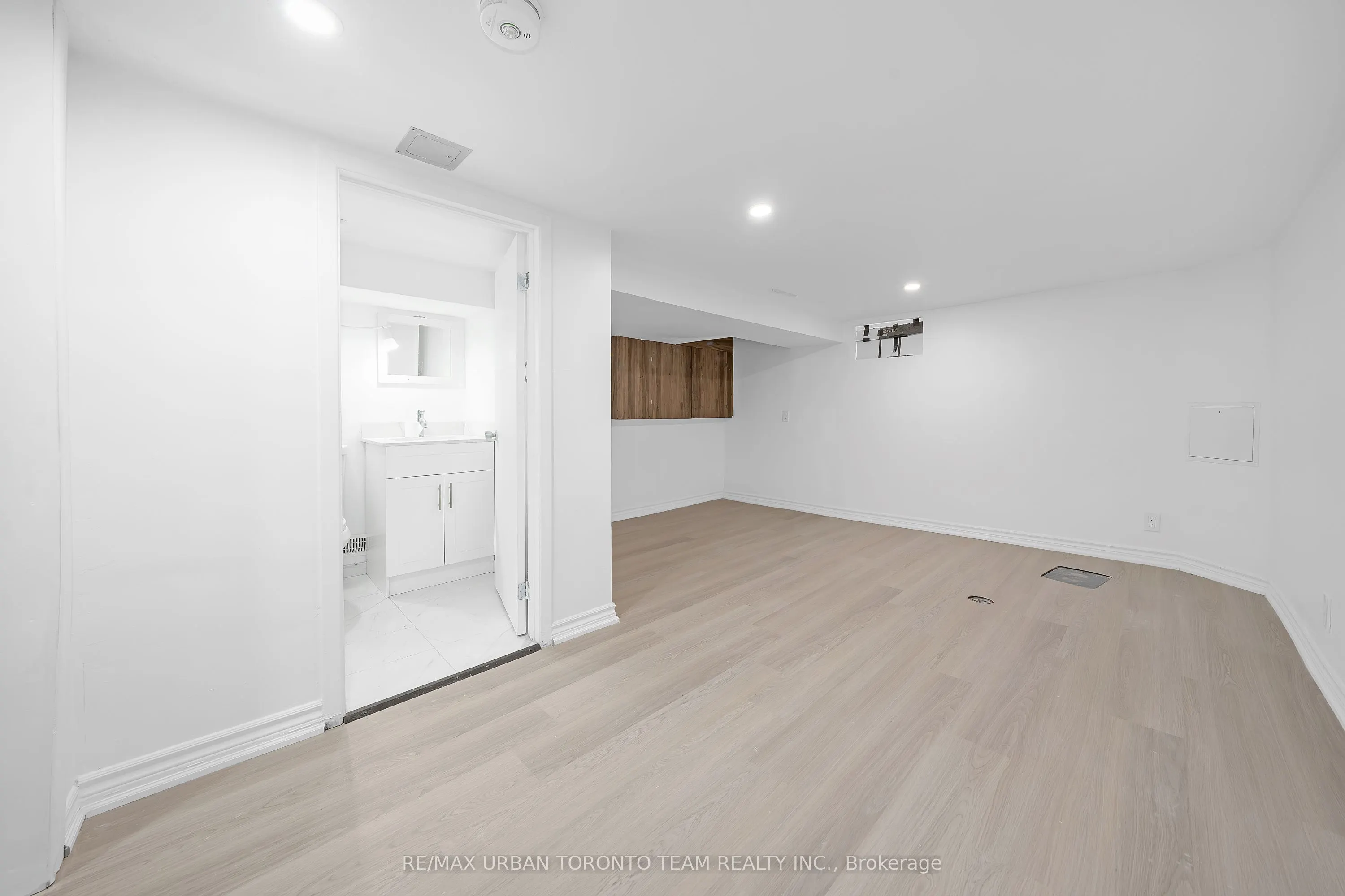 880 Dundas Street E, #Main