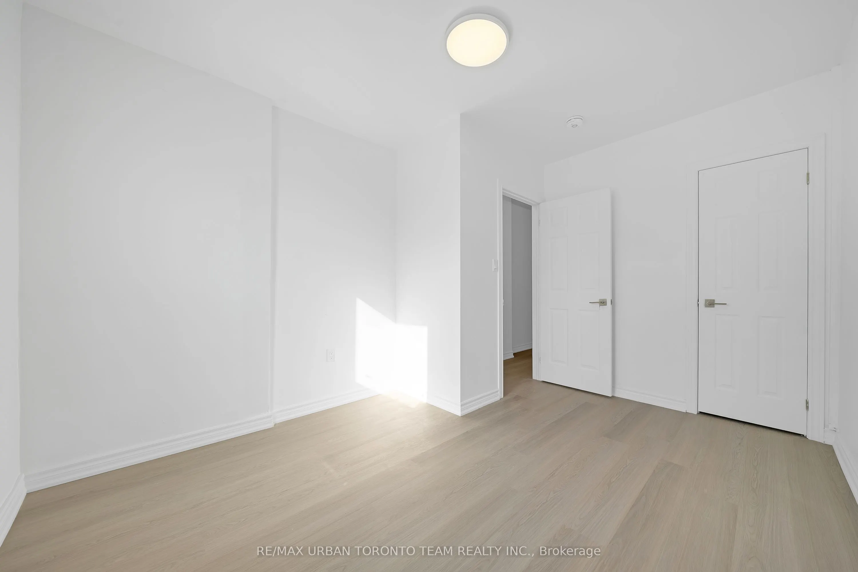 880 Dundas Street E, #Main