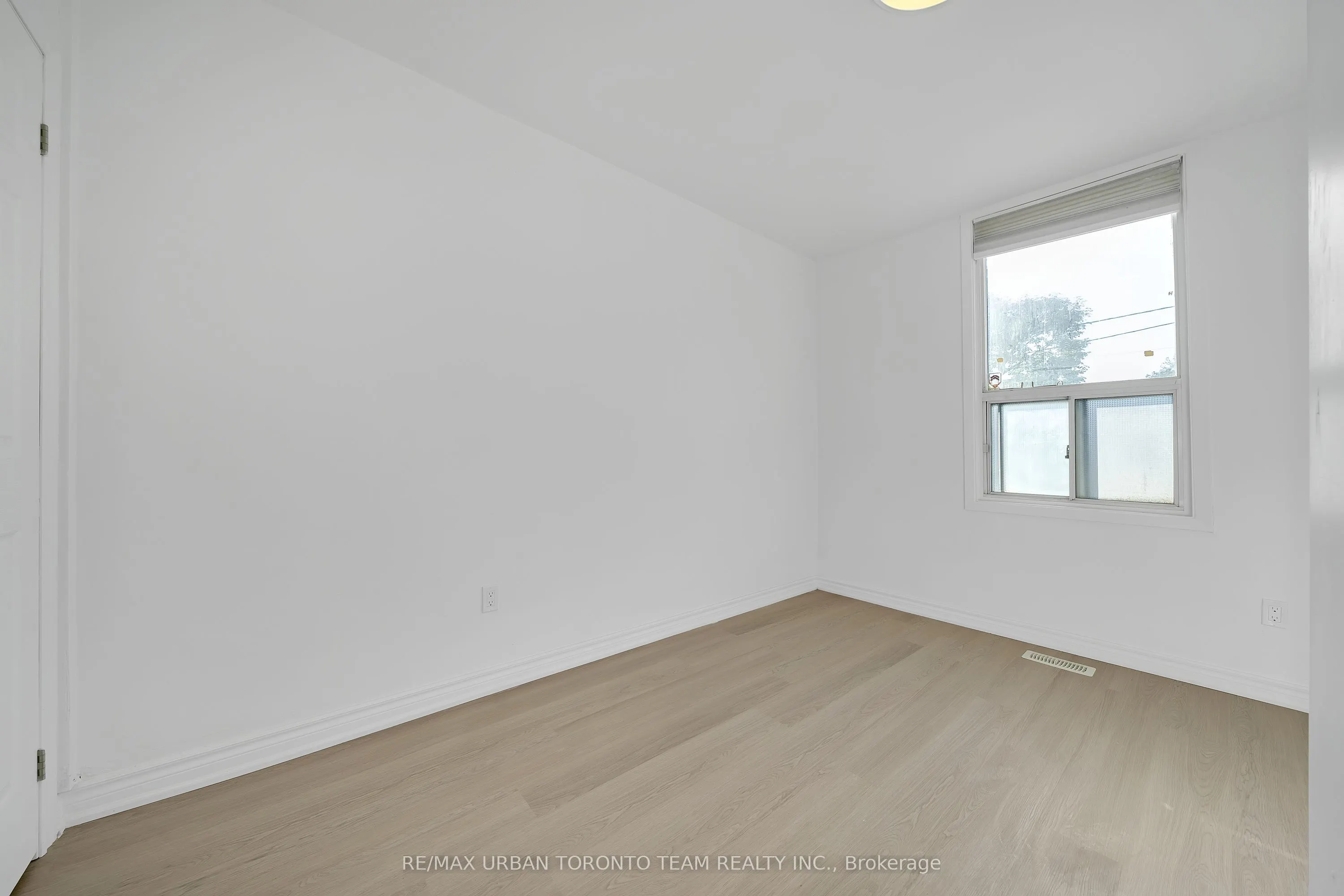 880 Dundas Street E, #Main