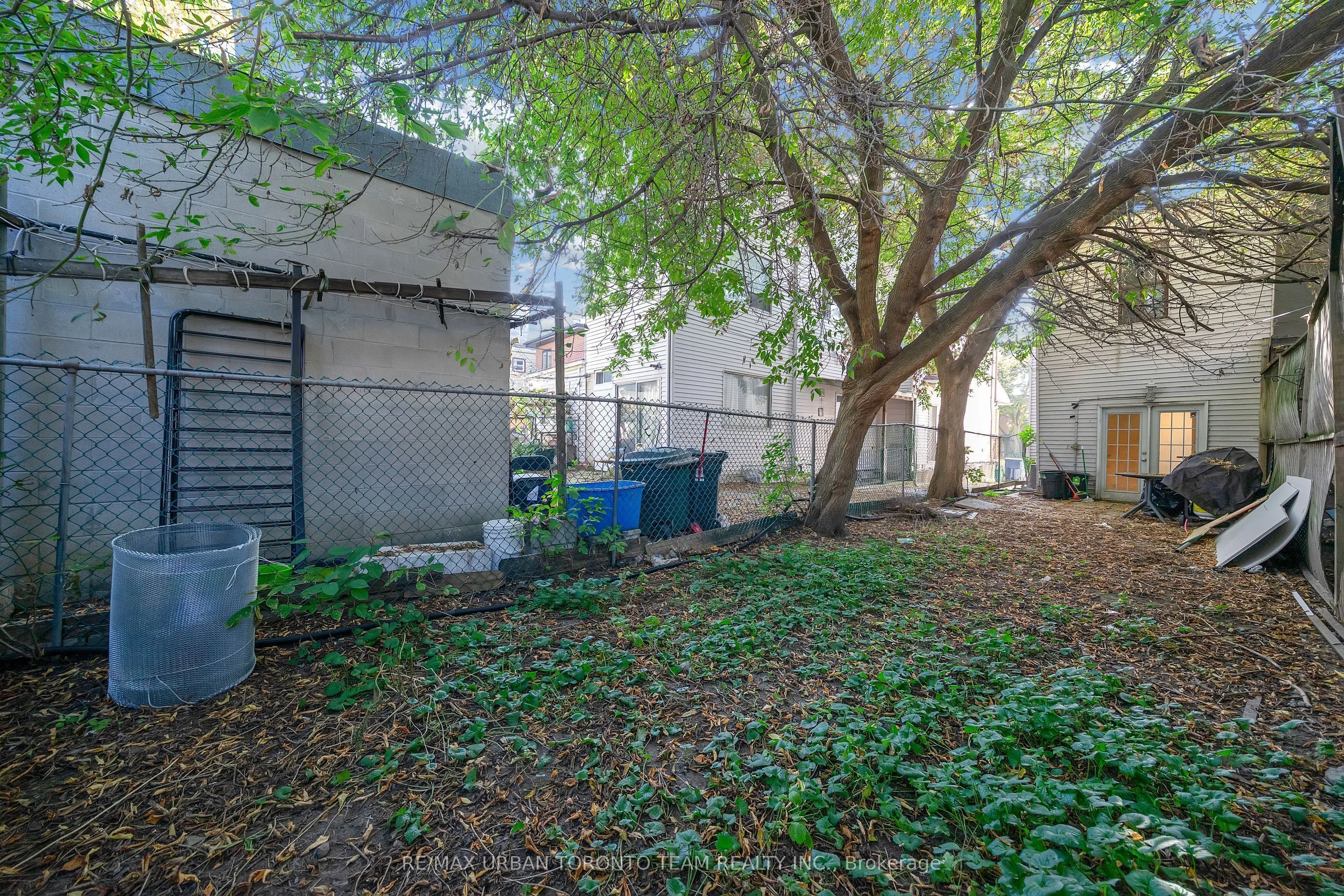 880 Dundas Street E, #Main