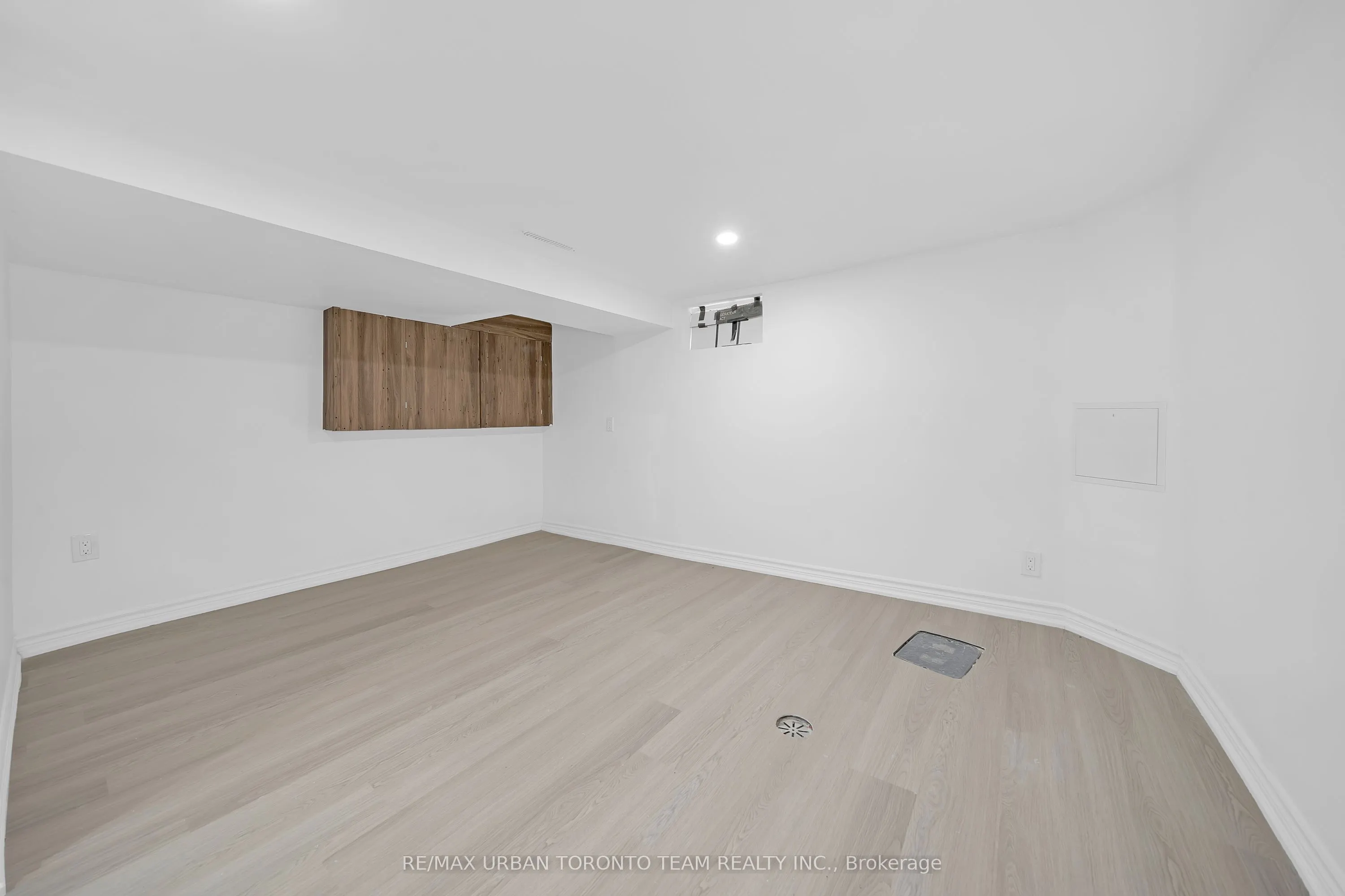 880 Dundas Street E, #Main