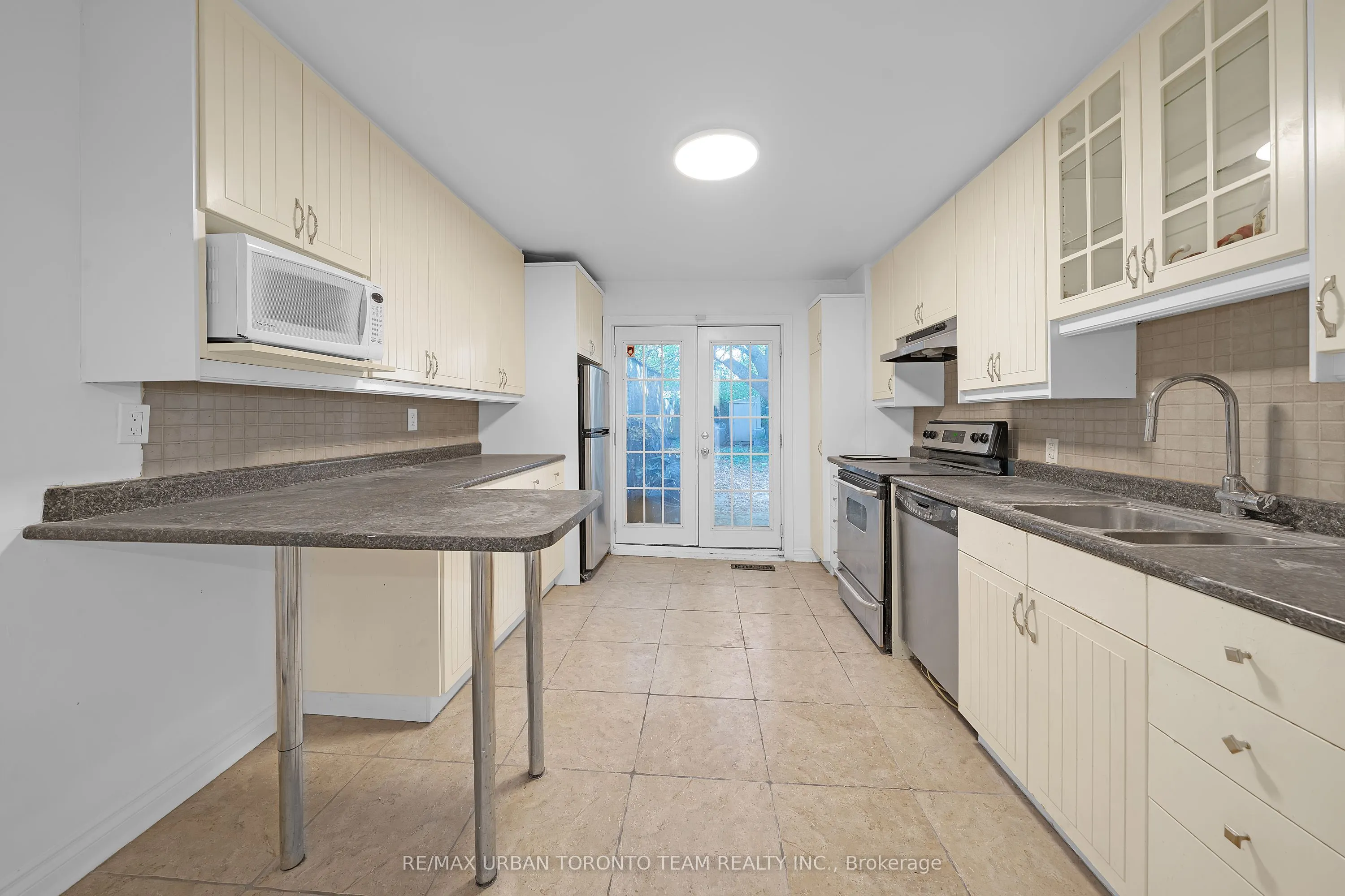 880 Dundas Street E, #Main