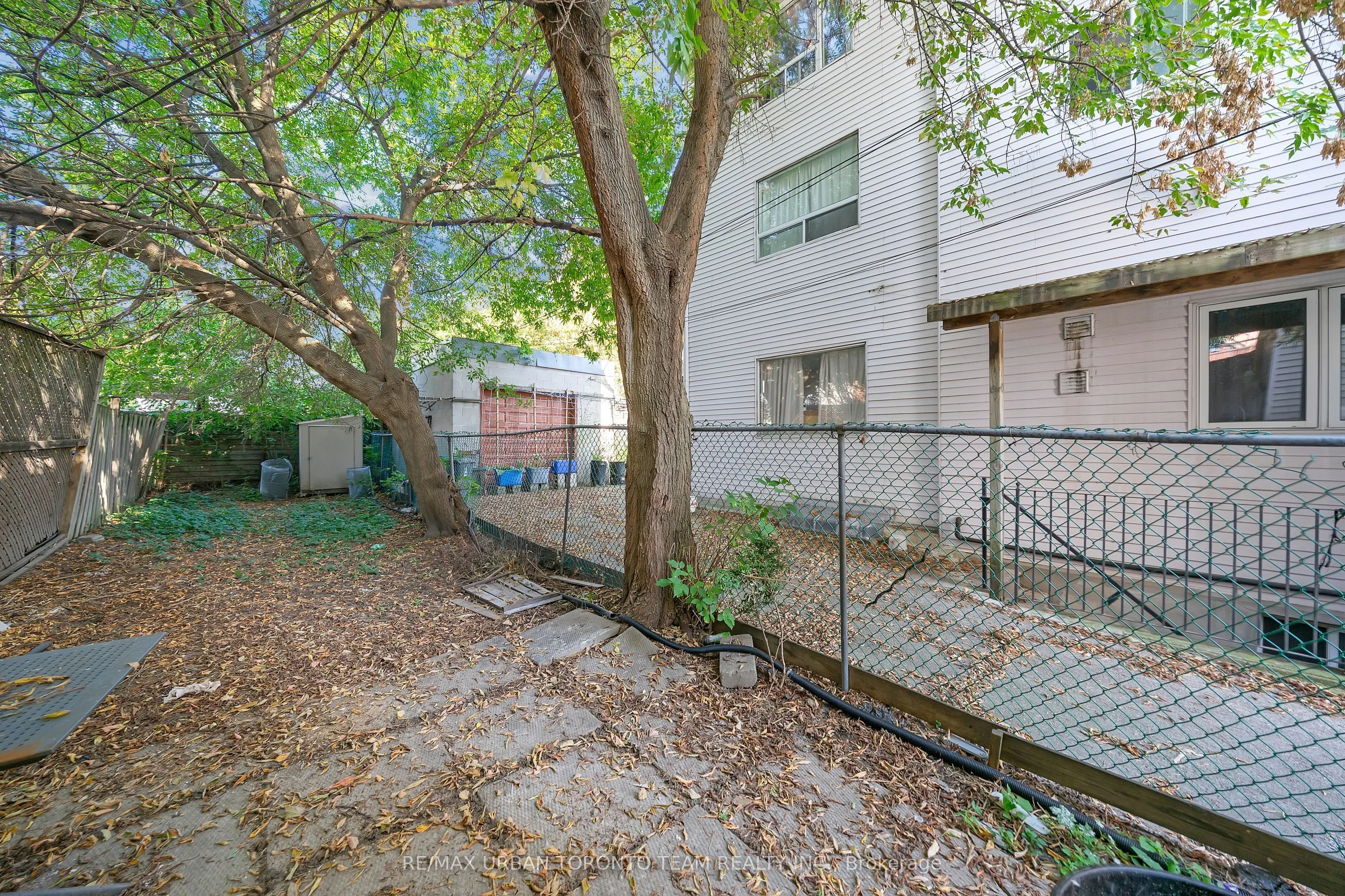 880 Dundas Street E, #Main