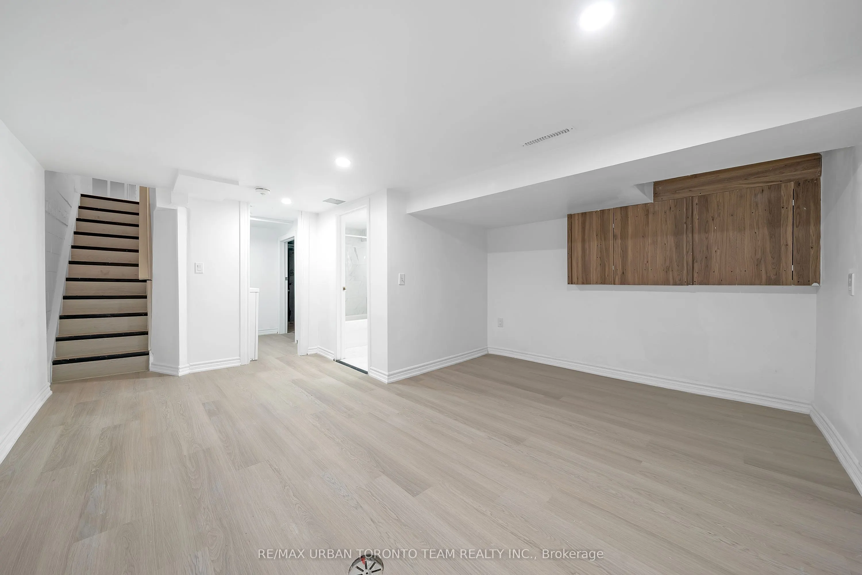 880 Dundas Street E, #Main