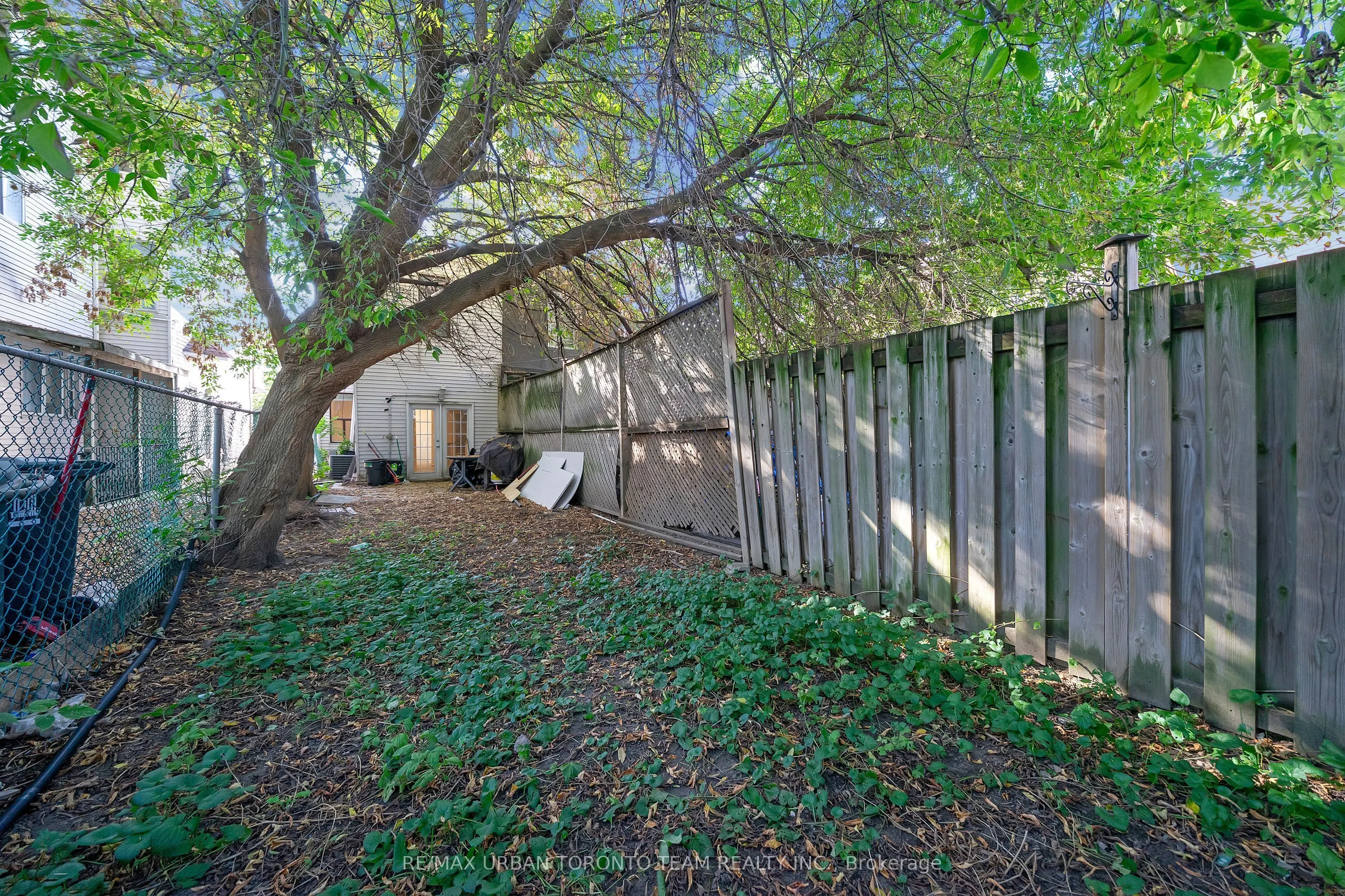 880 Dundas Street E, #Main