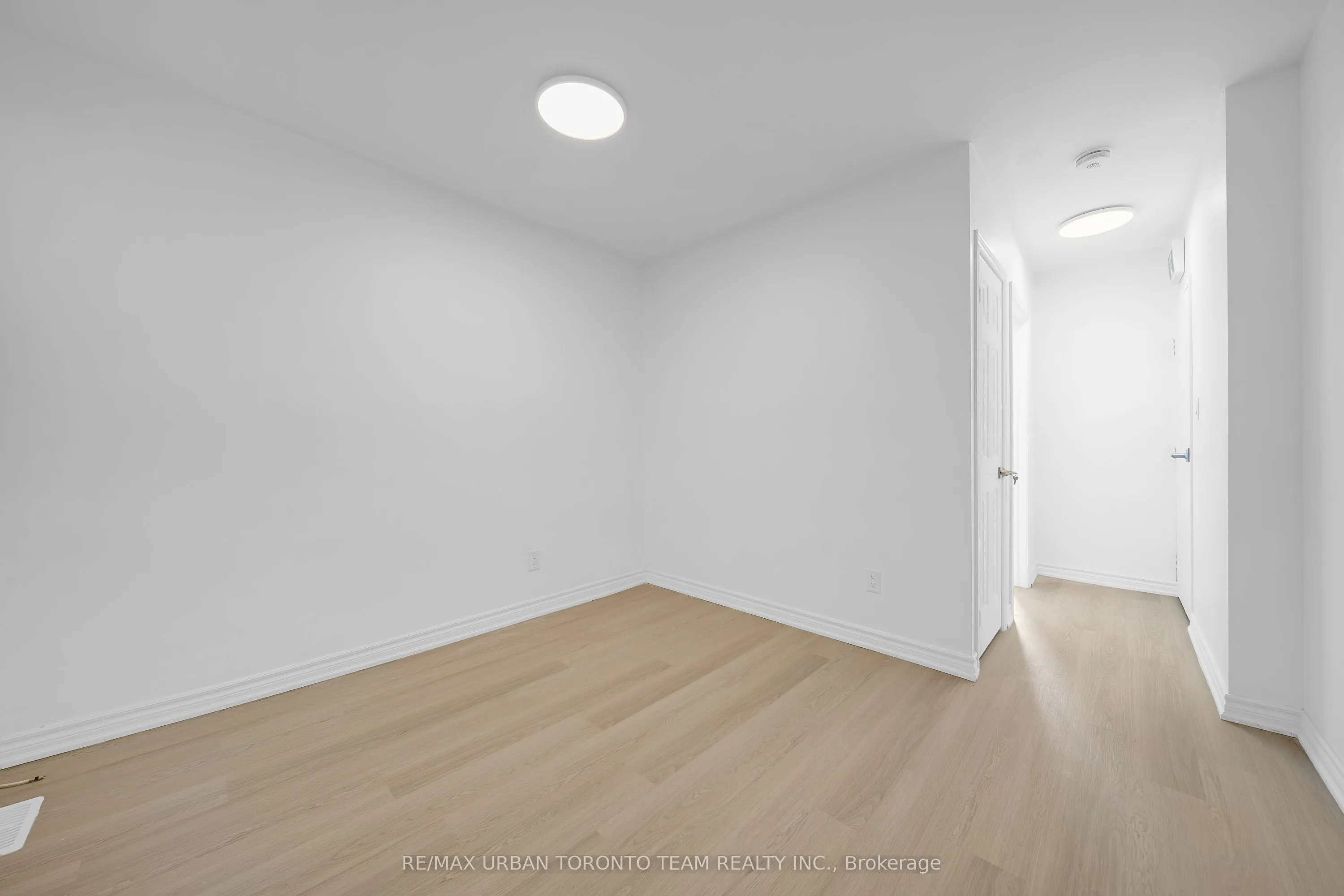 880 Dundas Street E, #Main