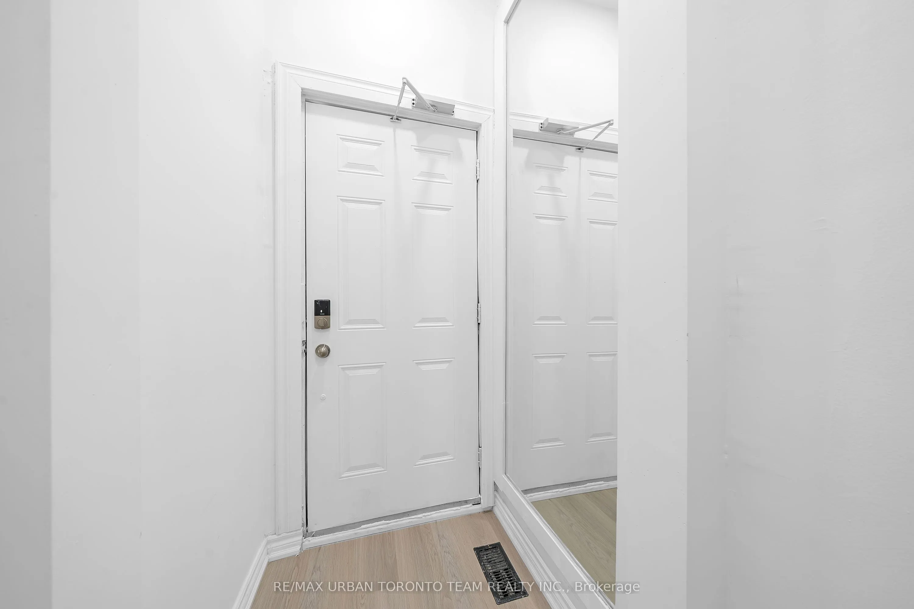 880 Dundas Street E, #Main