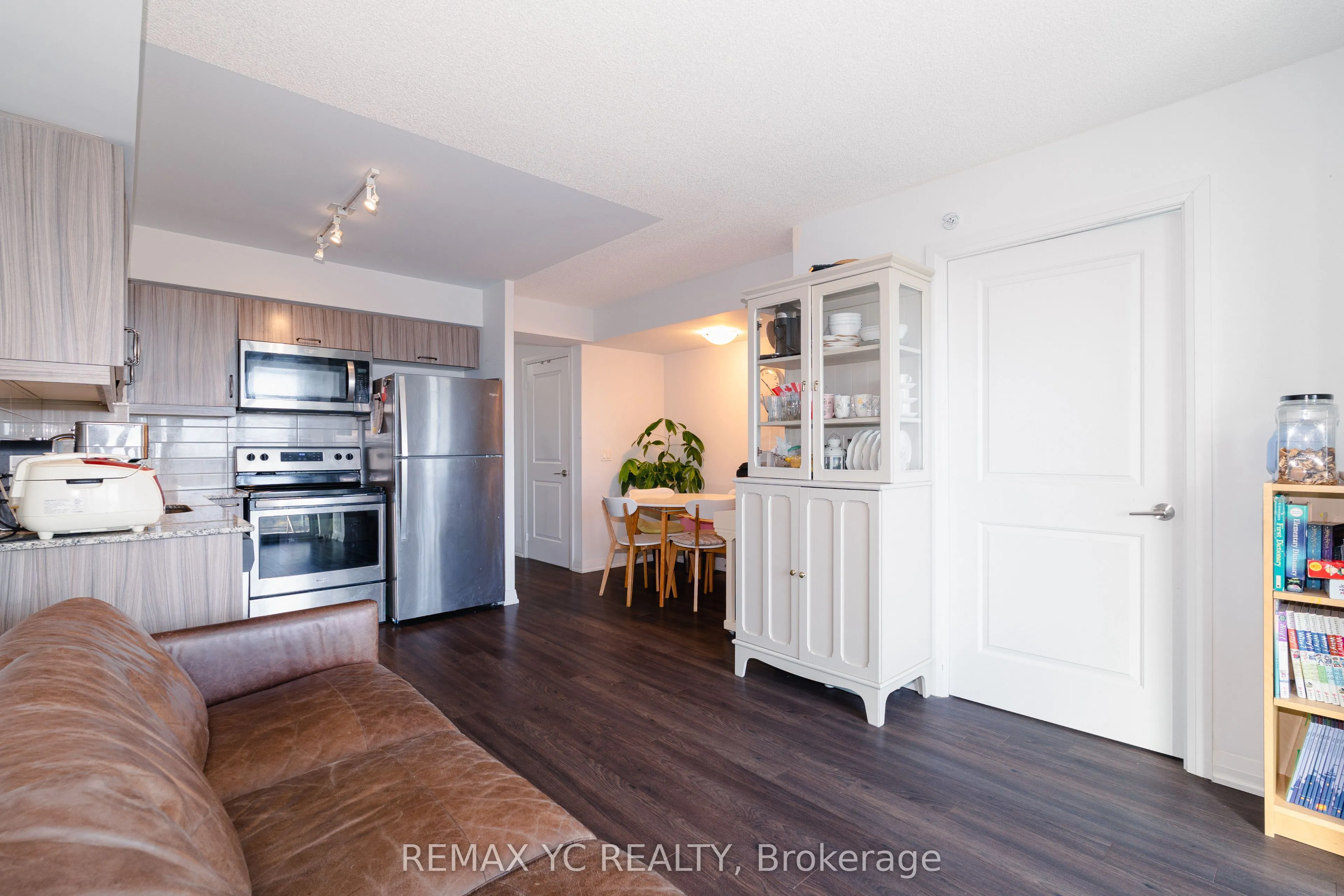 30 Meadowglen Place, #2208