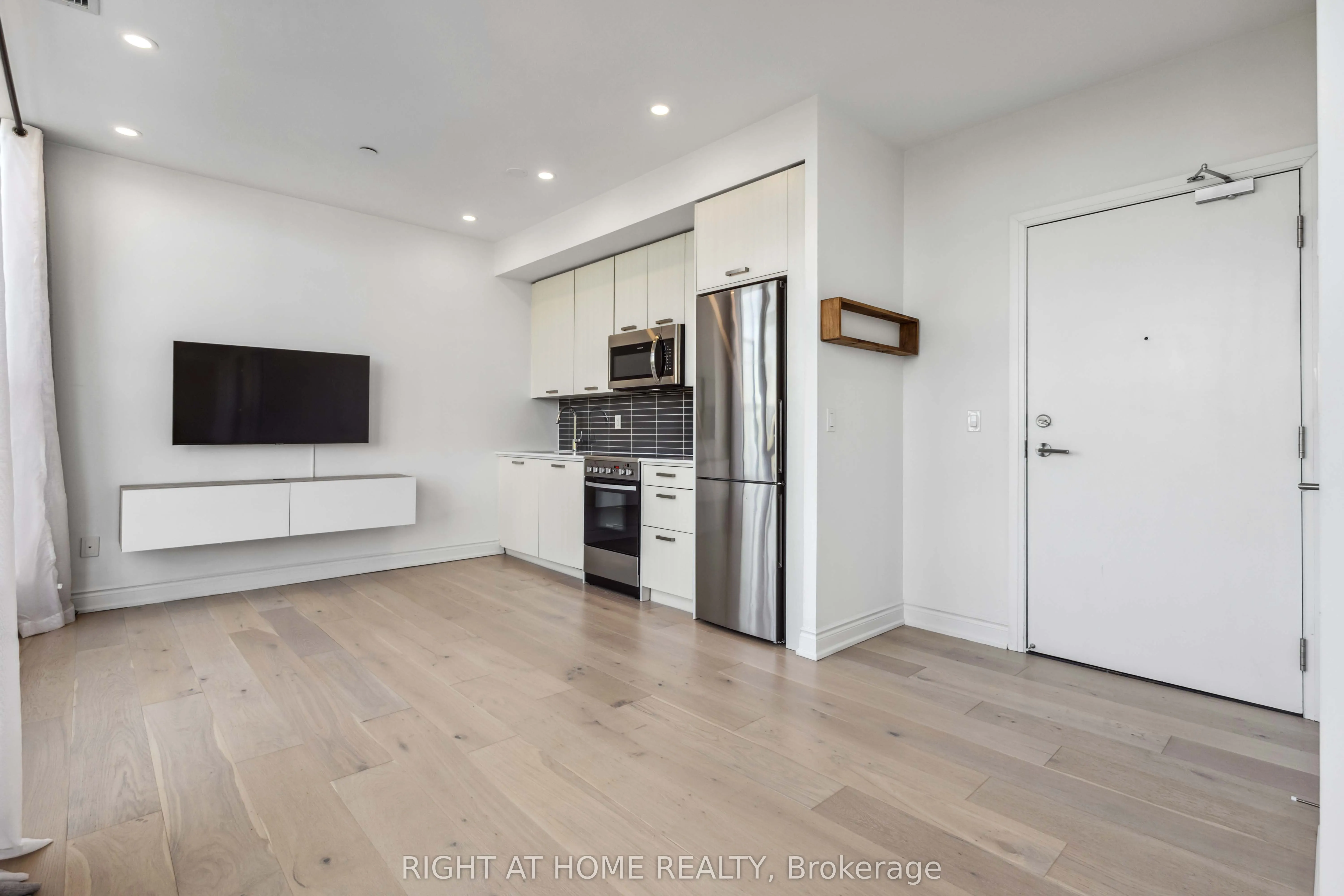 2301 Danforth Avenue, #PH801