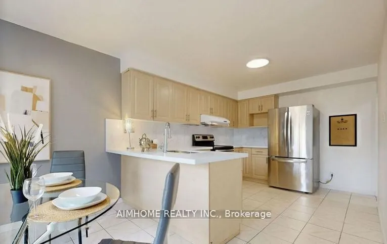 125 Roxanne Crescent