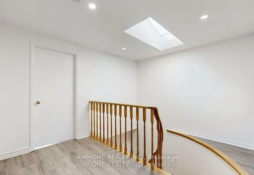 125 Roxanne Crescent