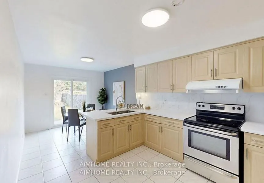 125 Roxanne Crescent