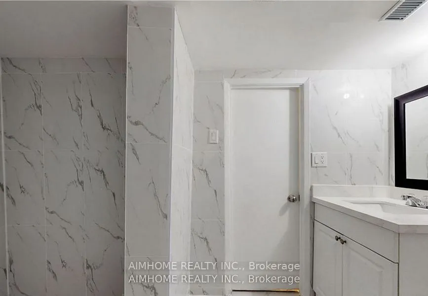 125 Roxanne Crescent