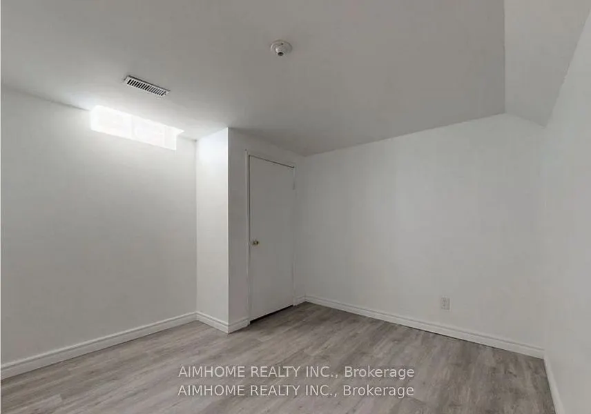 125 Roxanne Crescent