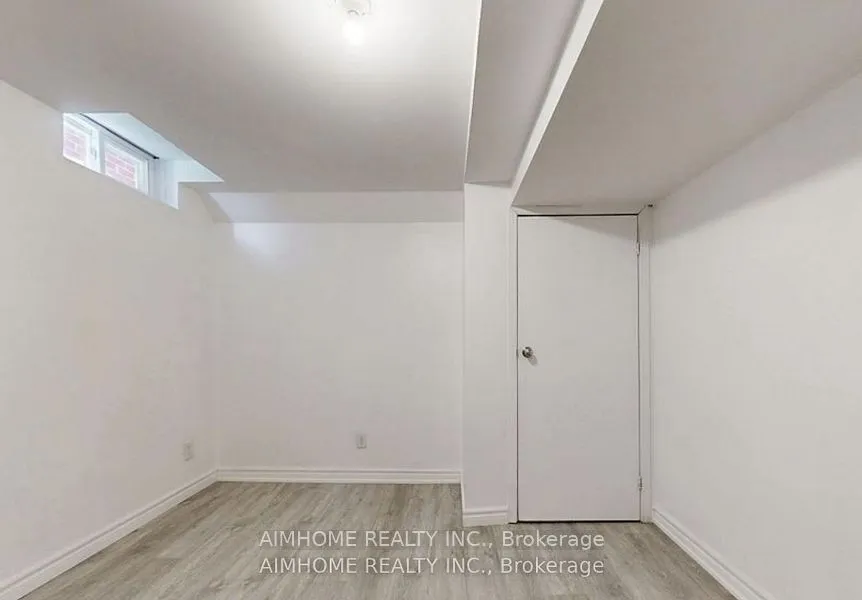 125 Roxanne Crescent