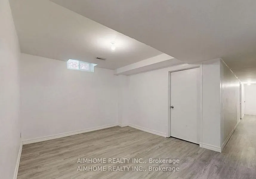 125 Roxanne Crescent