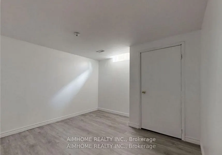 125 Roxanne Crescent