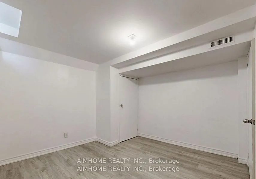 125 Roxanne Crescent