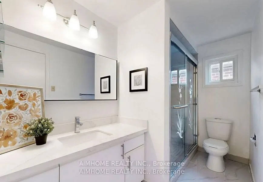 125 Roxanne Crescent