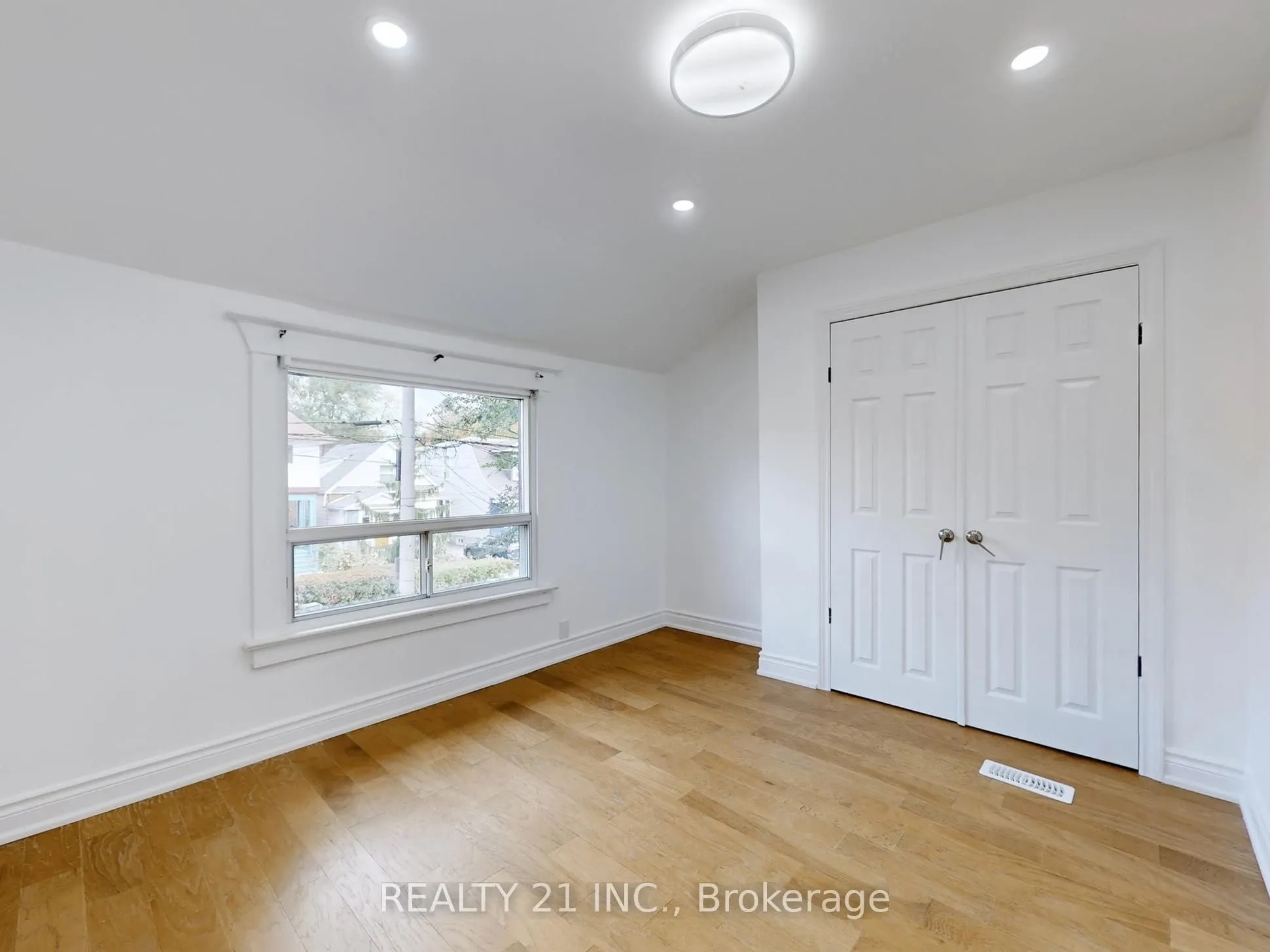 92 King Edward Ave Avenue