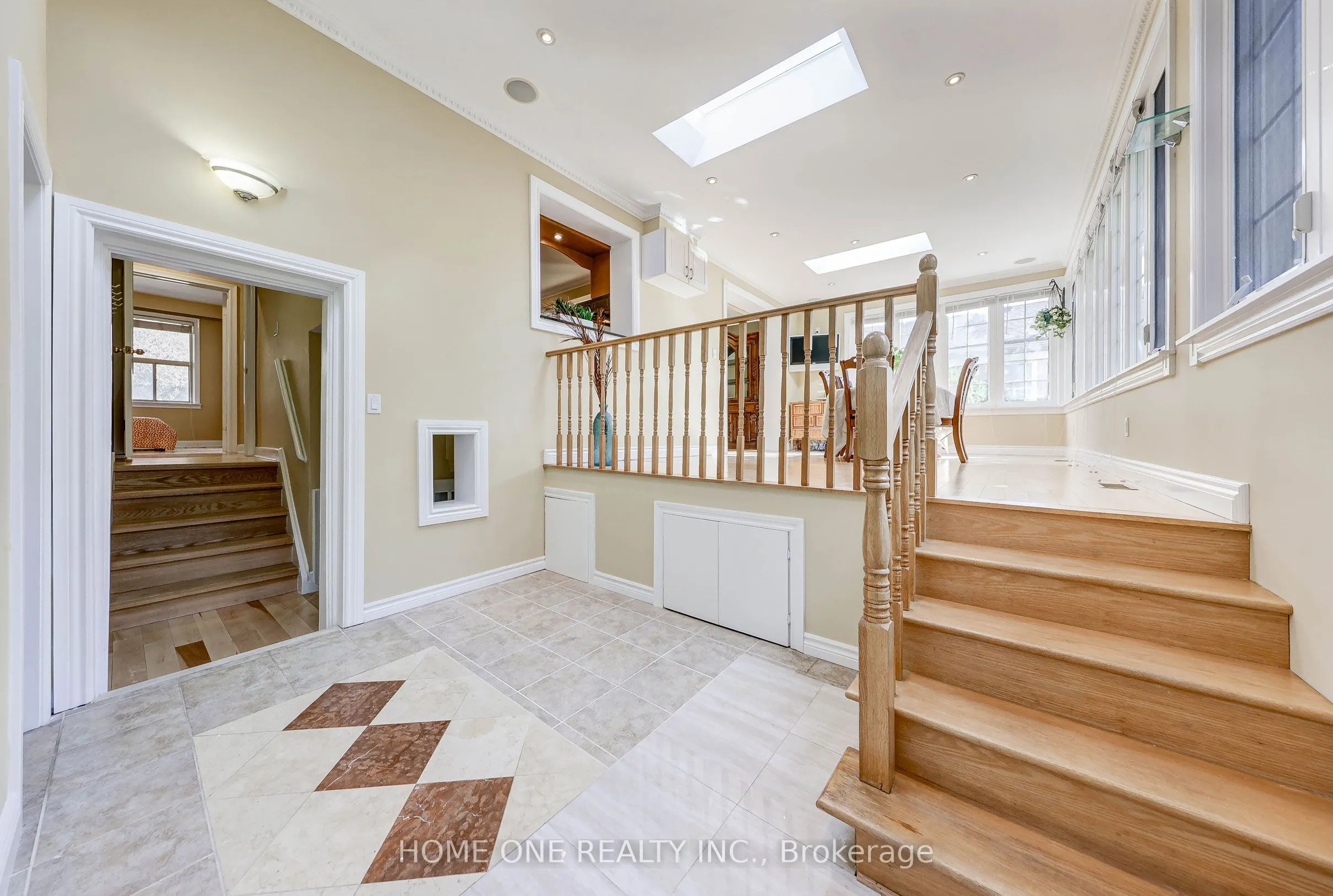 12 Lauralynn Crescent