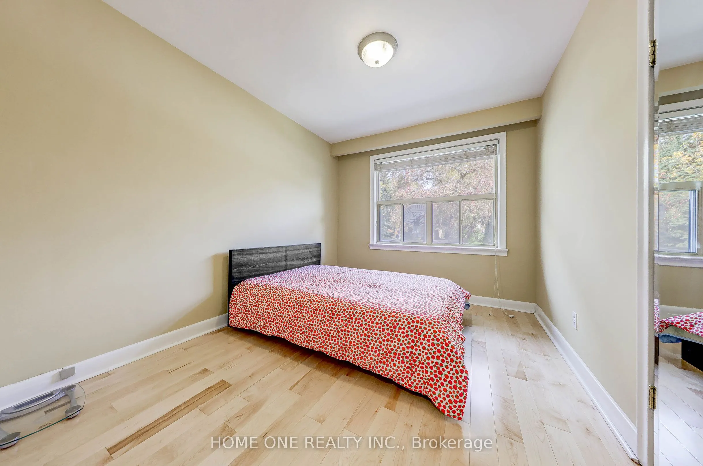 12 Lauralynn Crescent