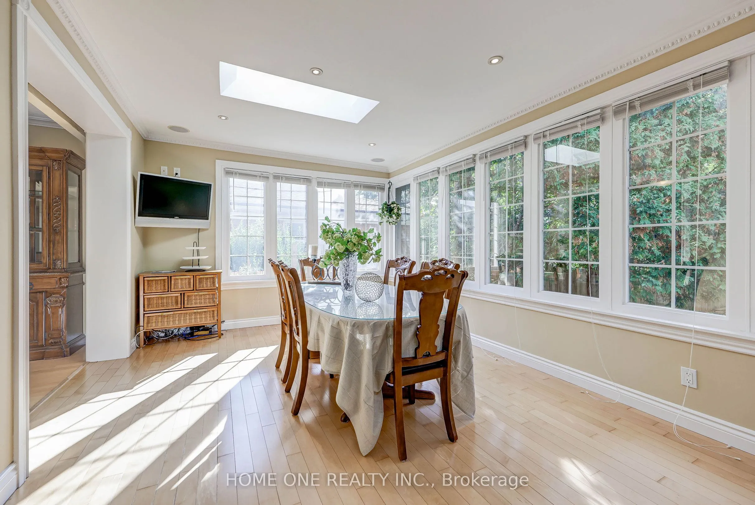 12 Lauralynn Crescent